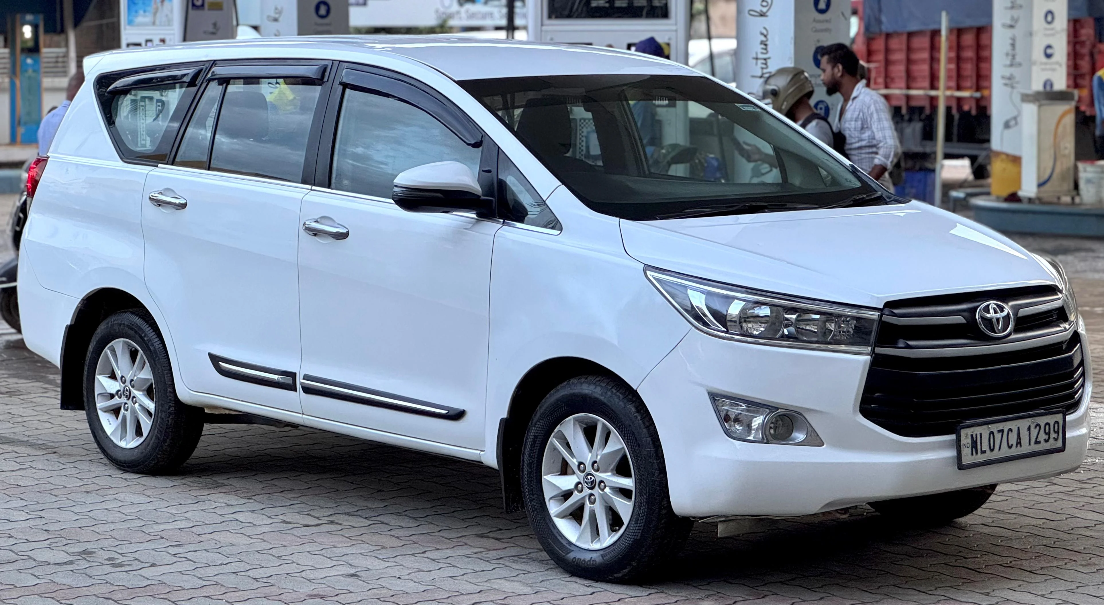 Toyota Innova Crysta - Thumbnail 10