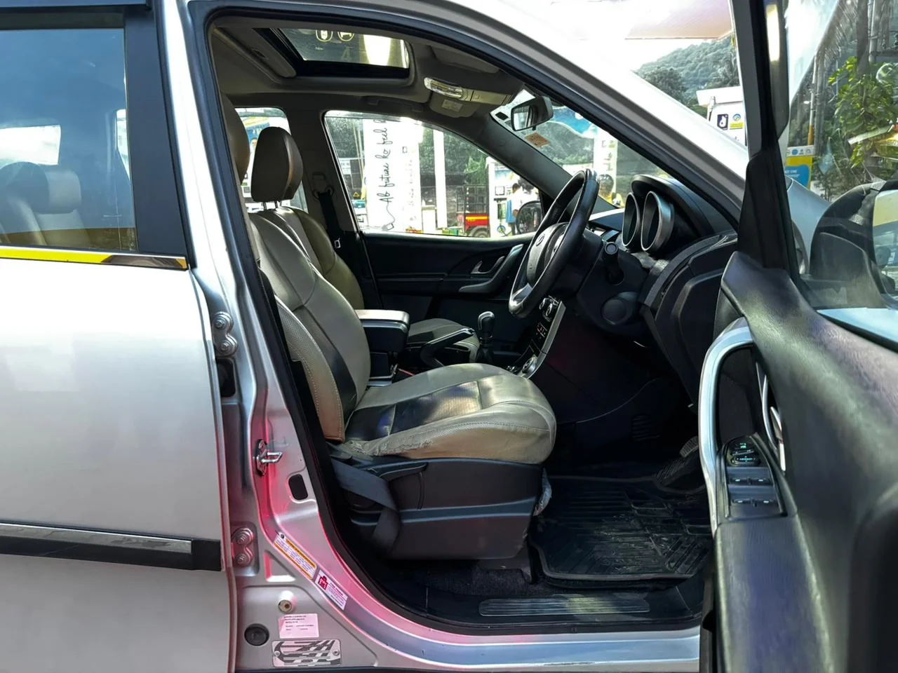 Mahindra XUV500 - Thumbnail 5