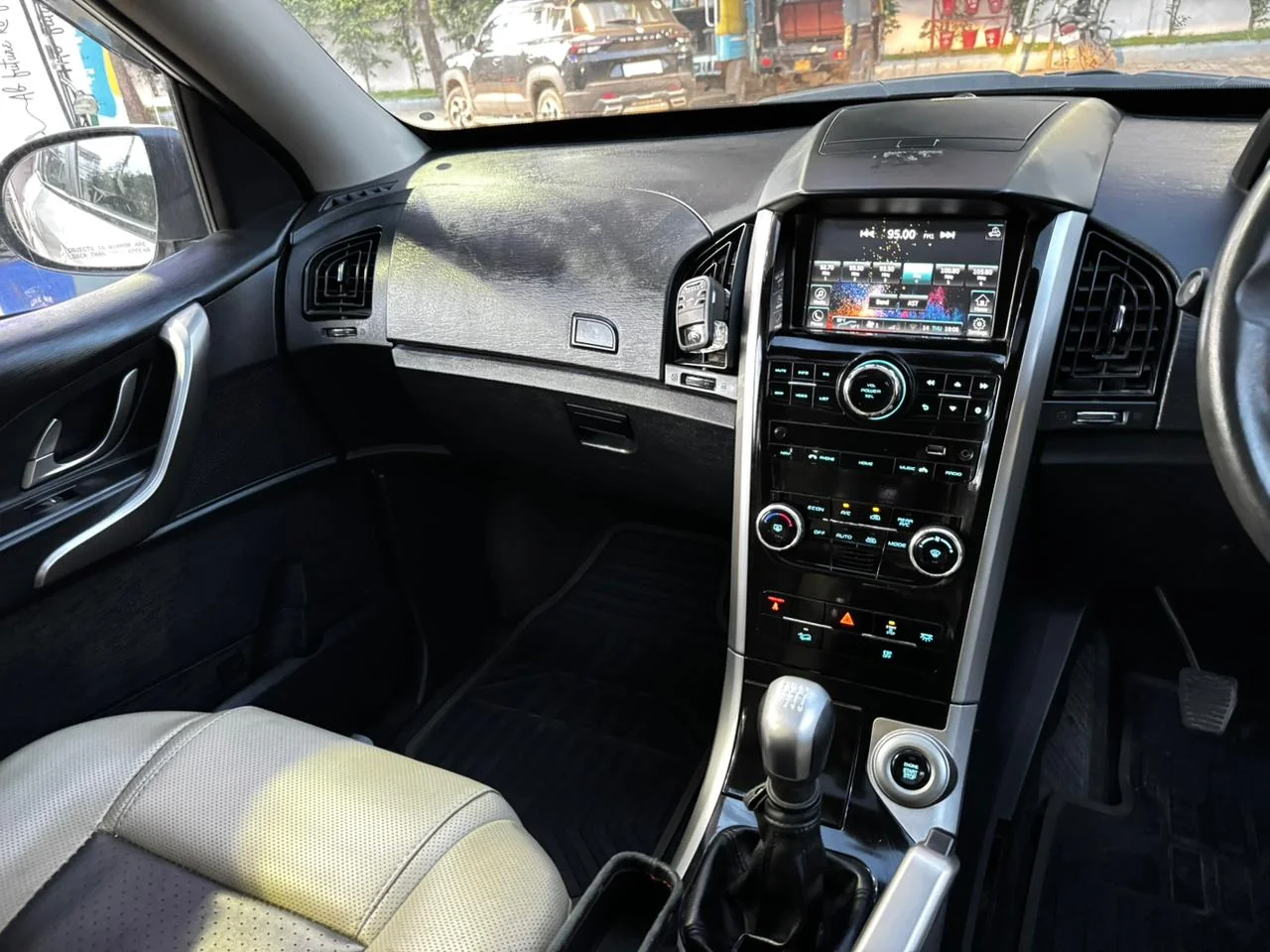 Mahindra XUV500 - Thumbnail 12