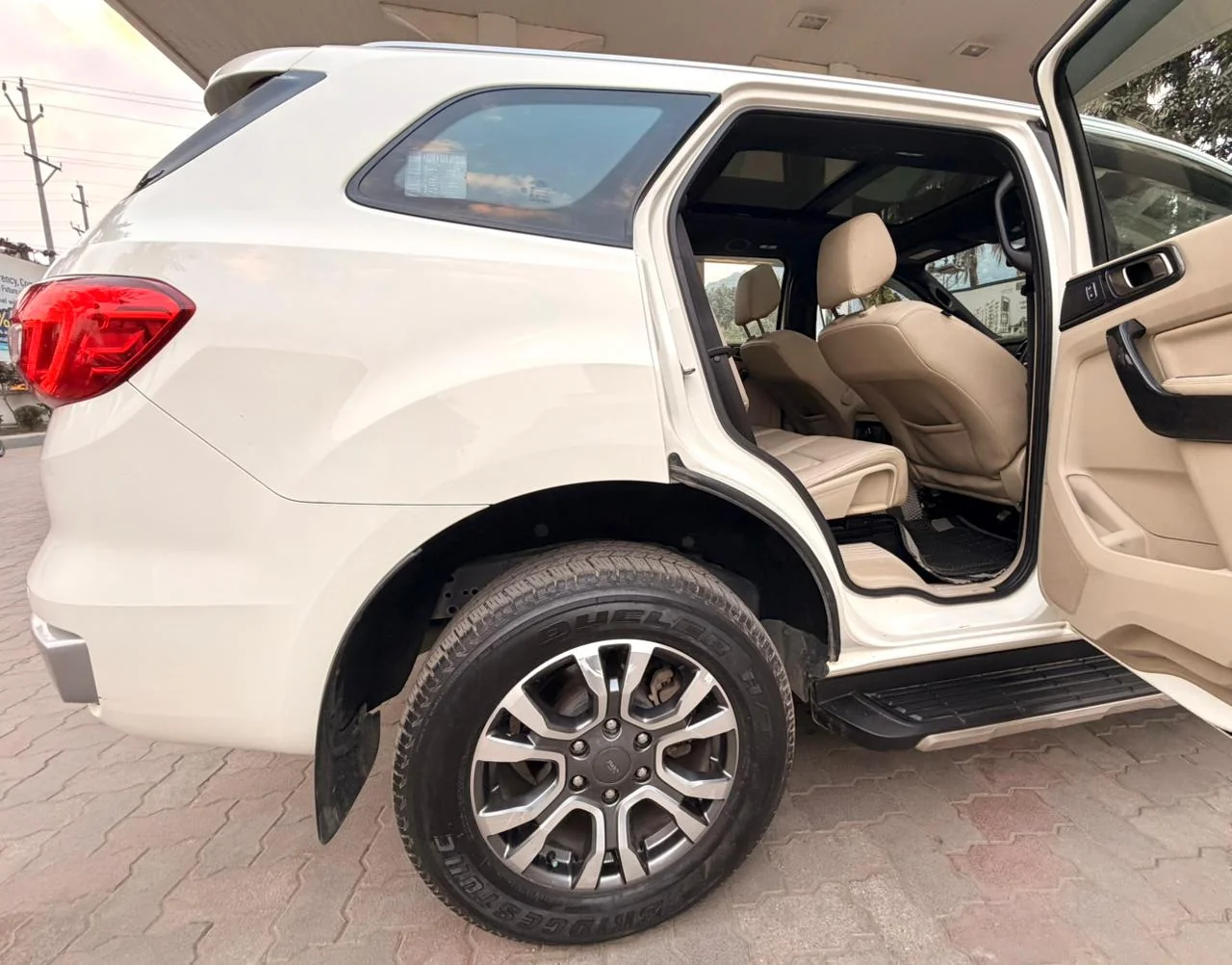 Ford Endeavour - Thumbnail 4