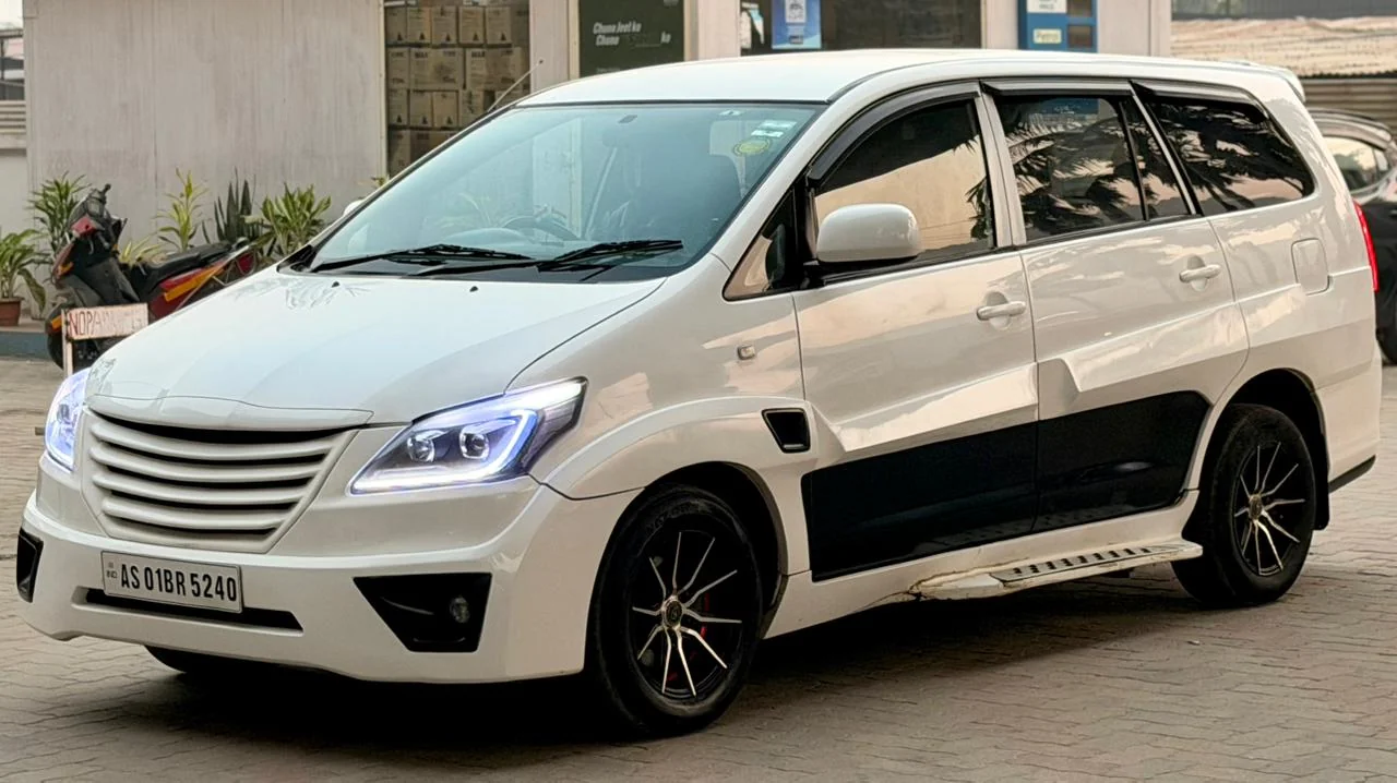 Toyota Innova - Thumbnail 3