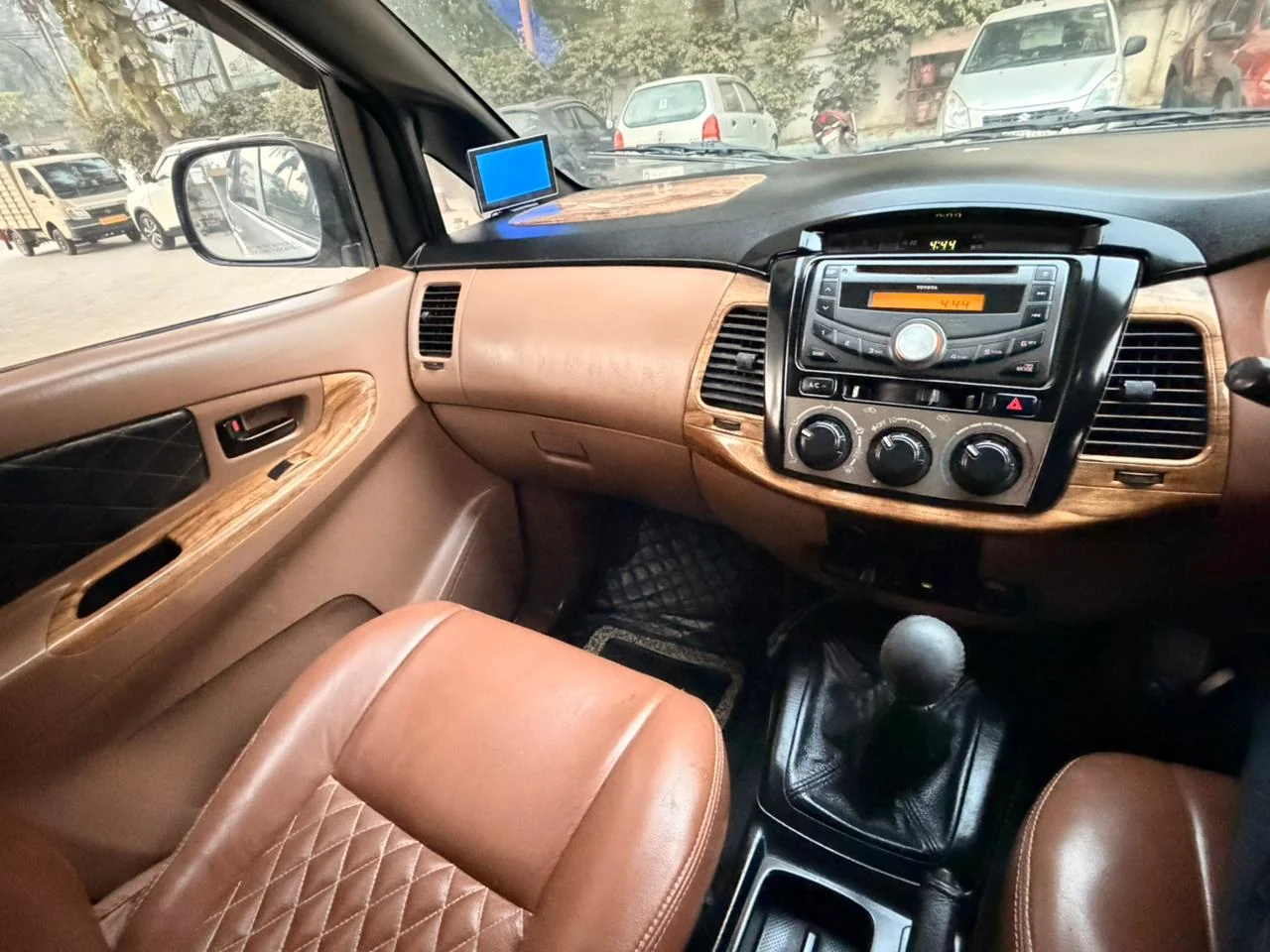 Toyota Innova - Thumbnail 11