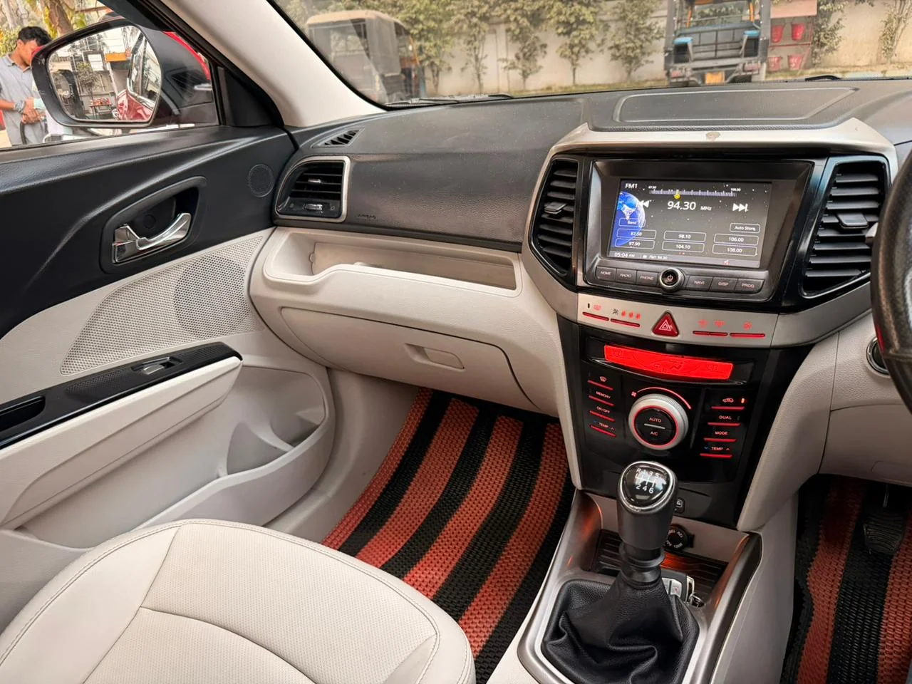 Mahindra XUV300 - Thumbnail 2