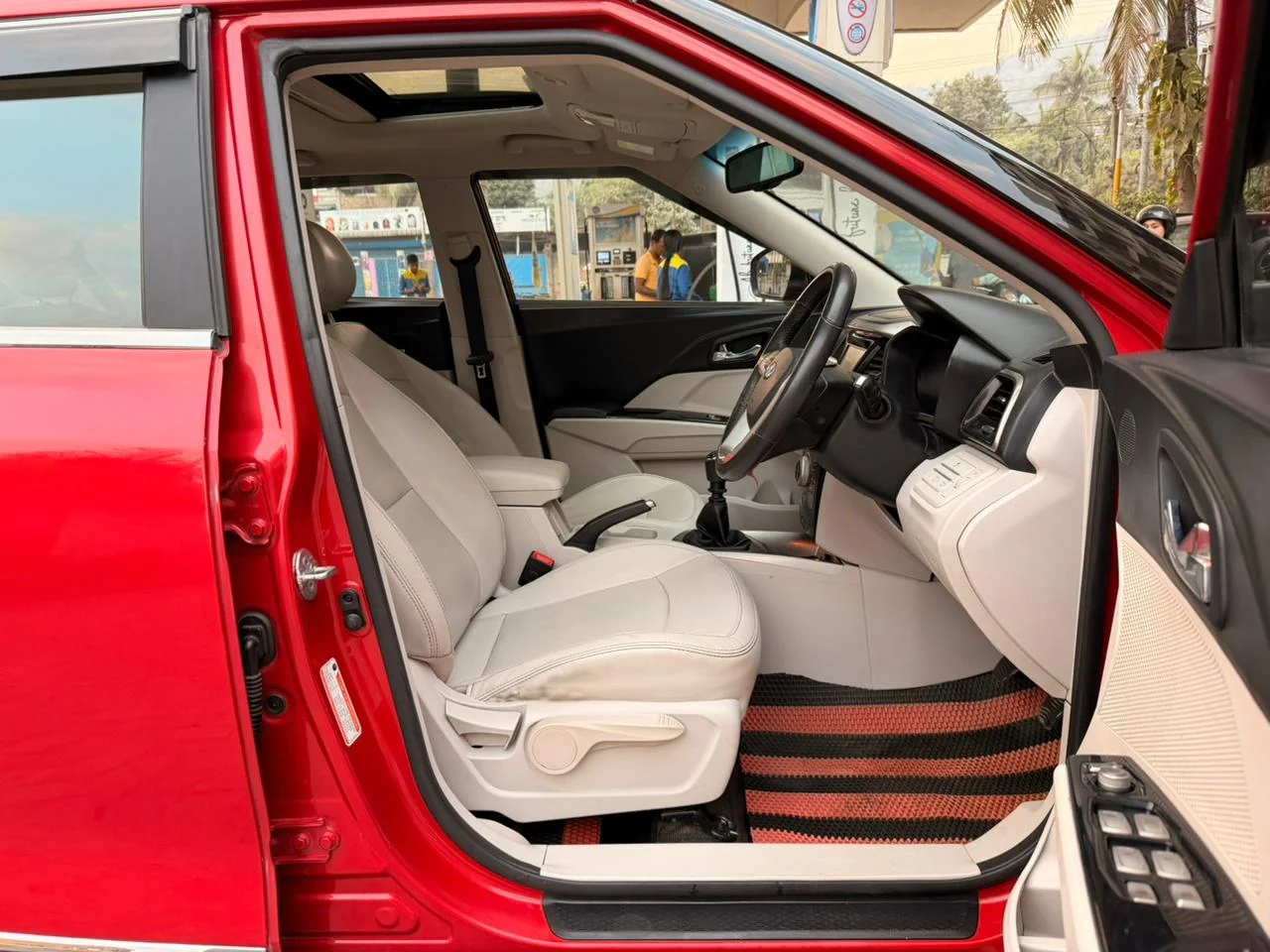 Mahindra XUV300 - Thumbnail 5