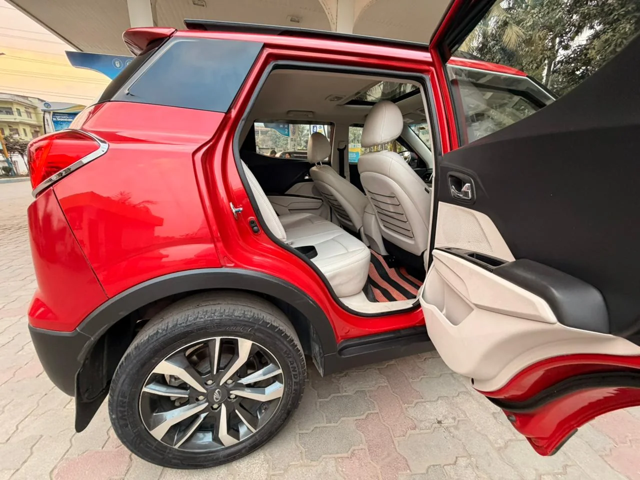 Mahindra XUV300 - Thumbnail 10