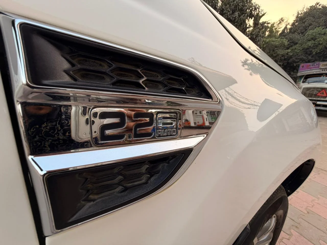 Ford Endeavour - Thumbnail 5