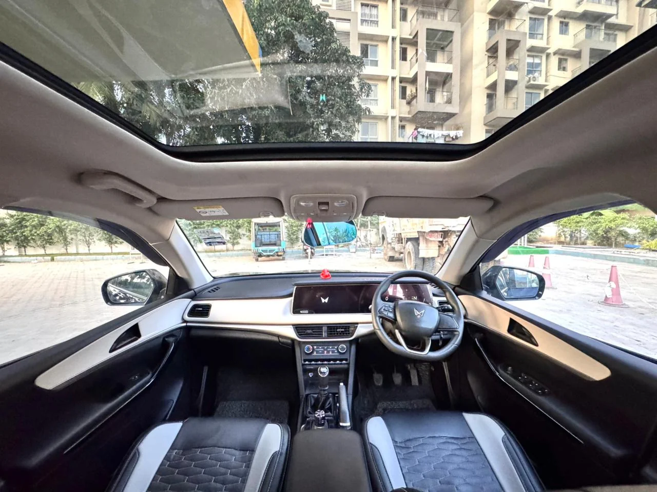 Mahindra XUV700 - Thumbnail 6