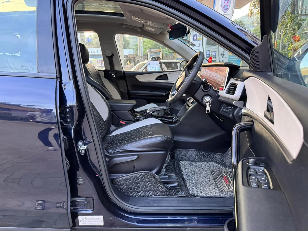 Mahindra XUV700 - Thumbnail 8