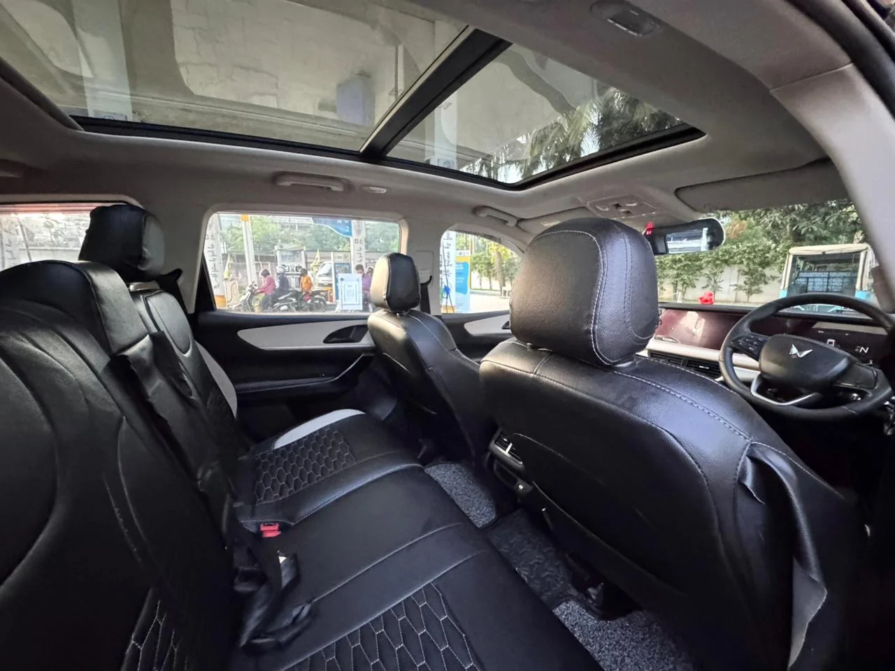 Mahindra XUV700 - Thumbnail 9