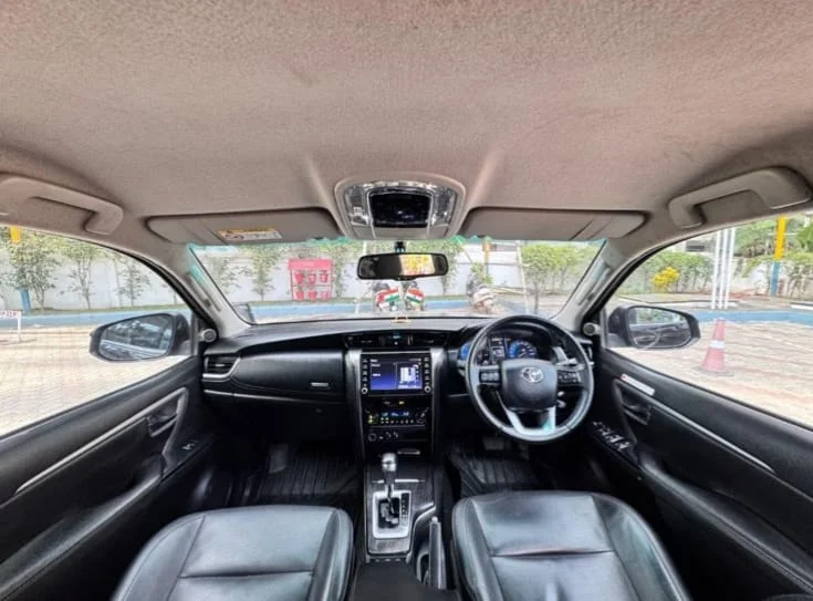 Toyota Fortuner - Thumbnail 8
