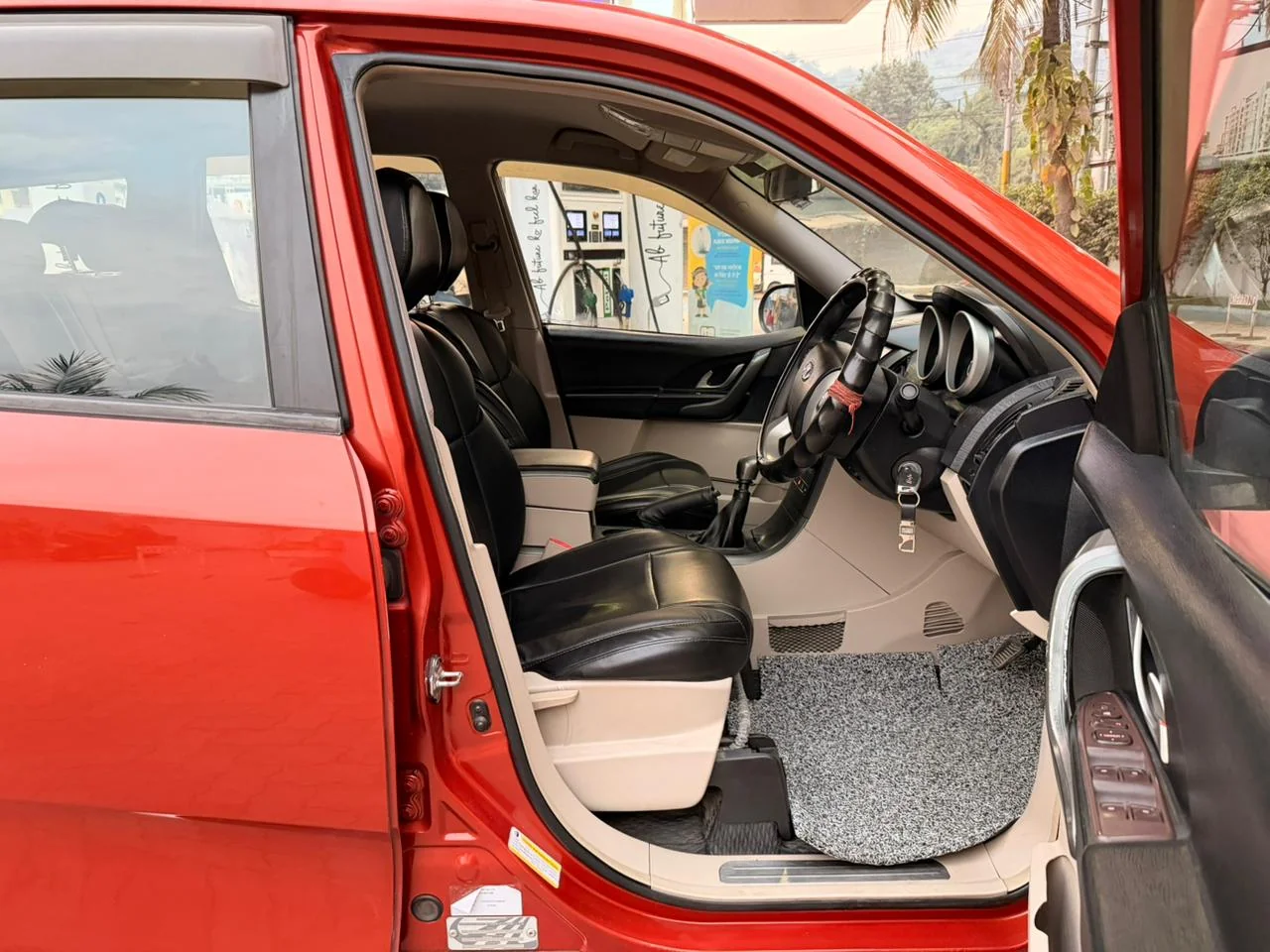 Mahindra XUV500 - Thumbnail 13