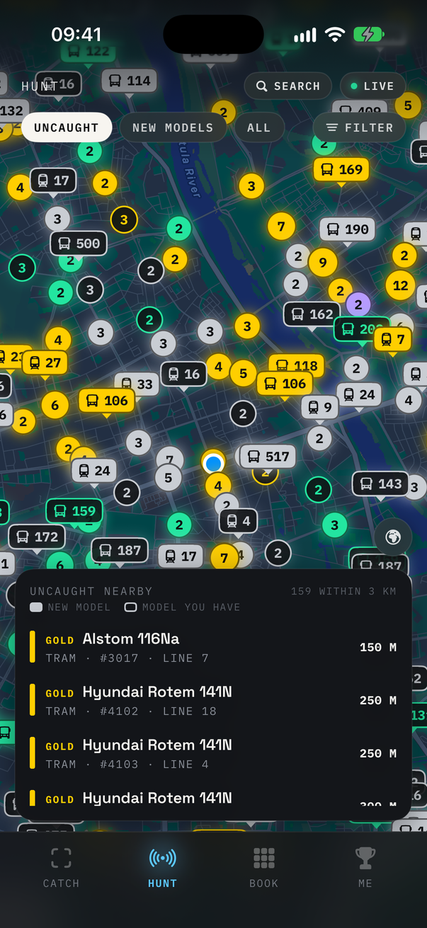 The HUNT tab over central Warsaw: tier-coloured tags with line numbers and direction arrows, and bubbles counting vehicles too close to tell apart. Below, the list of uncaught vehicles nearby, rarest first: an Alstom 116Na and three Hyundai Rotem 141Ns, all GOLD.