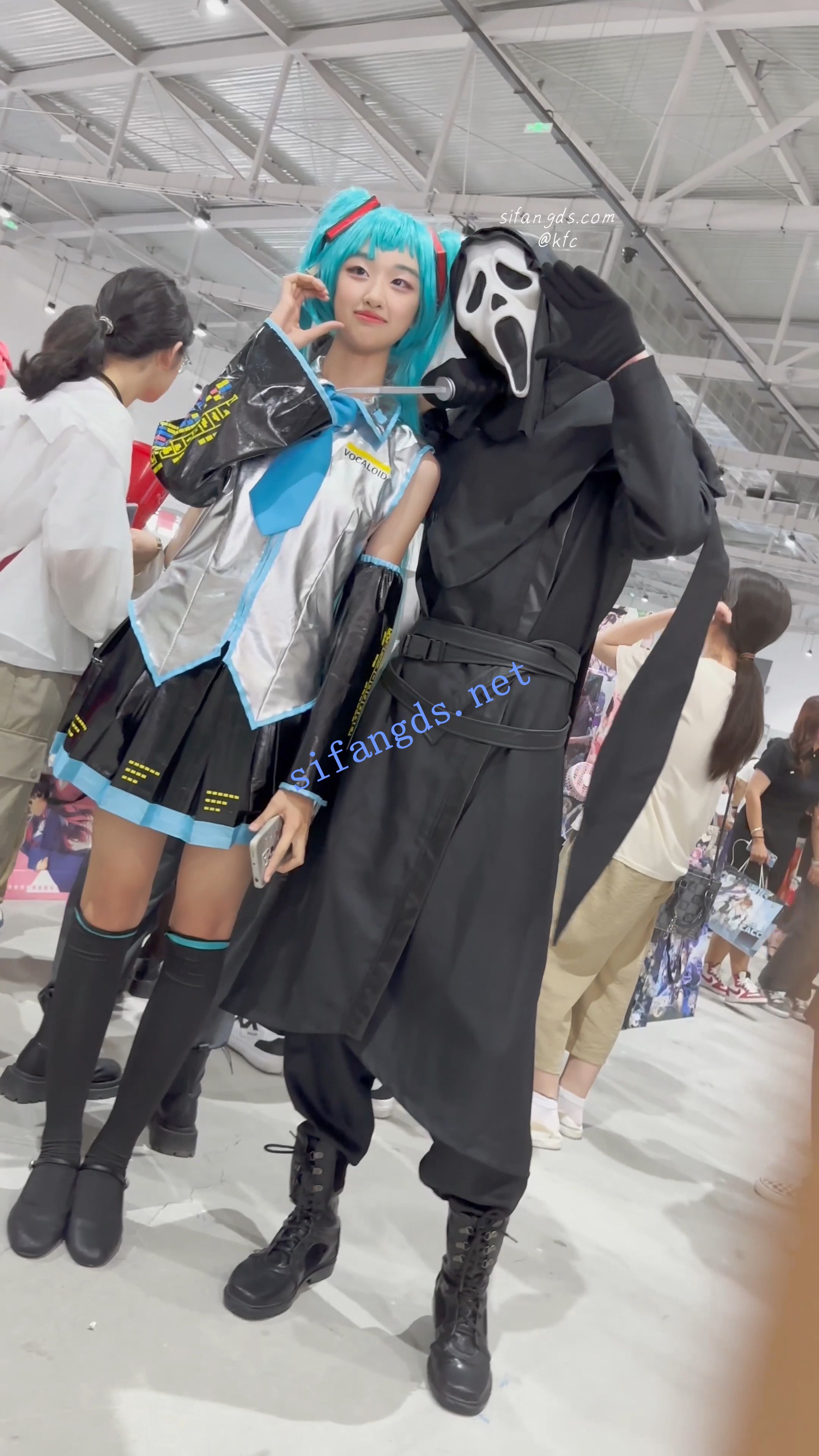 [某房同步]【KFC】大长腿COSER初音学生妹·短裙过膝袜绿色内内青春十足