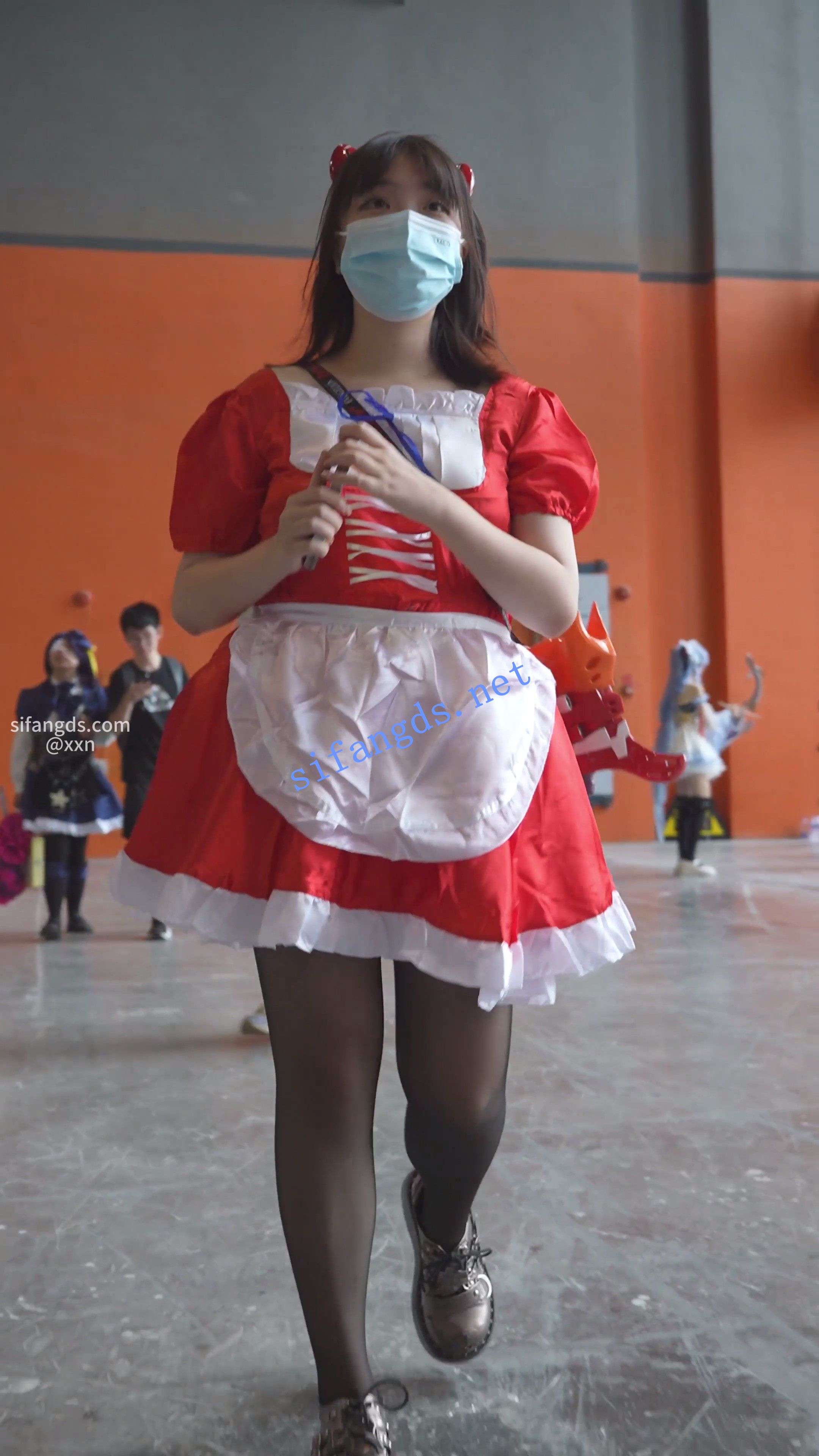 【xxn-327】黑丝女仆小姐姐..撅屁股被拍..内裤夹进屁股缝