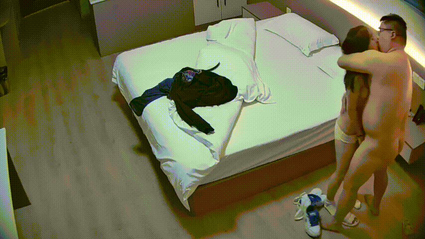 大学城 12-5 鸡冠眼镜肥胖男带情人抽空开个钟点房 打个摸鱼炮 进来澡都不洗直奋主题 白瞎这么可爱的乖乖女