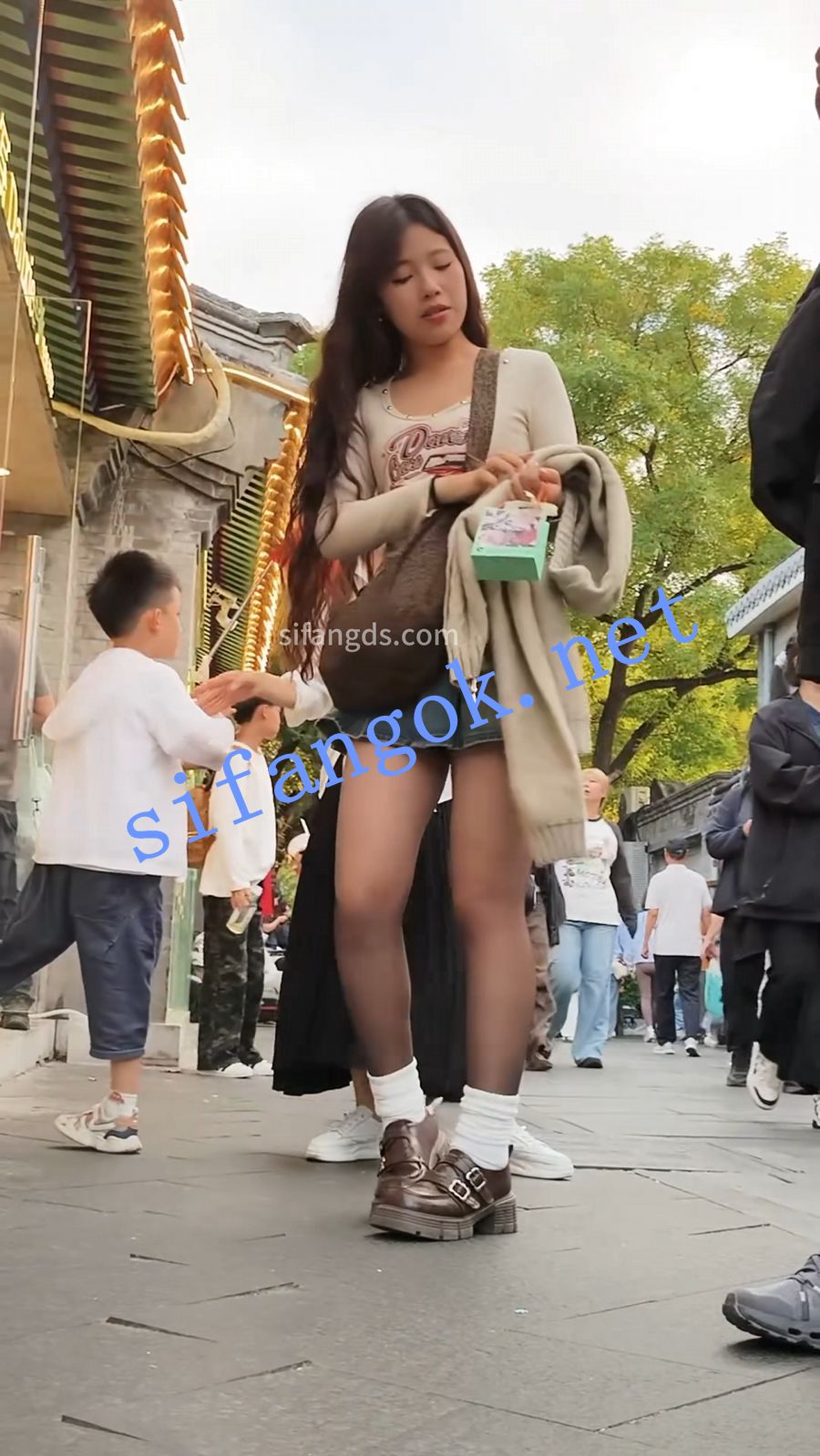 原创抄底极品超短裙黑丝MM [某房原版]