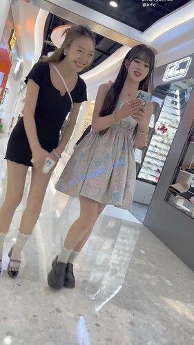 【KFC】吊带裙少妇和闺蜜逛街·穿着可爱裙子黑色窄内反差感