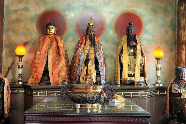 陶庙三教殿中为释左右为儒道，与此不同