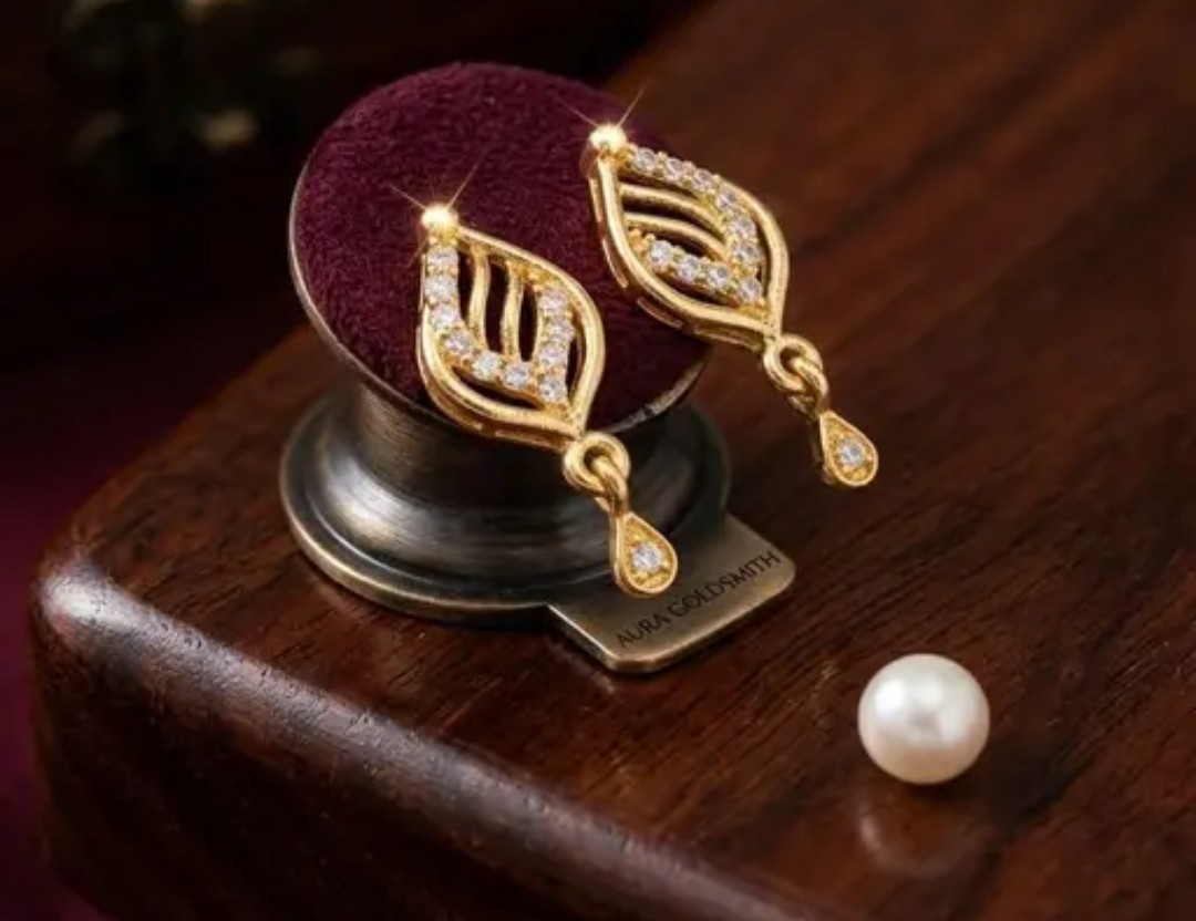 A graceful teardrop or leaf-like pattern with intricate cut-outs and a small hanging drop at the bottom. ( Micro E-12 ) - Diobistore