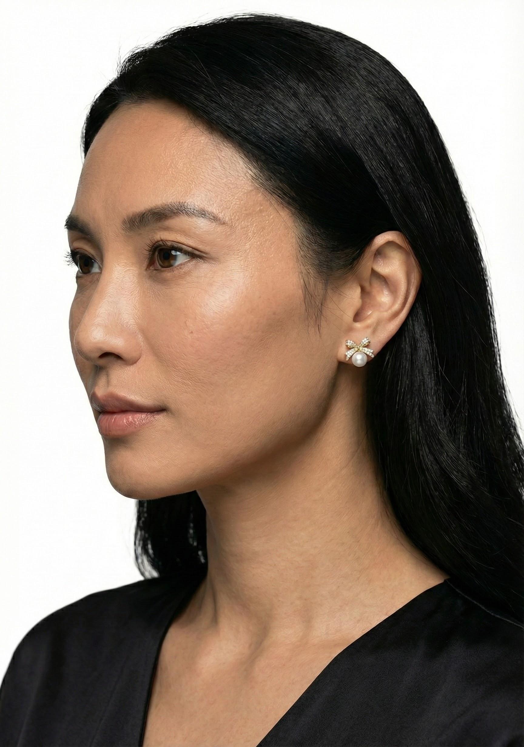 Náušnice zlatavého tónu podobě v podobě mašle s perlou - detail