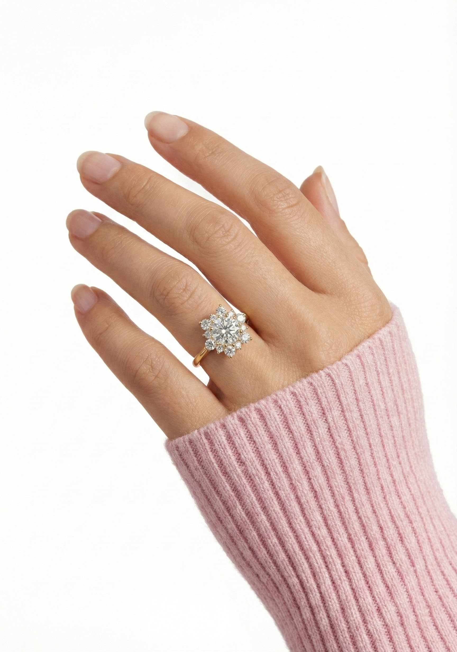 Prsten s zlatým leskem a třpytem drahokamů - detail