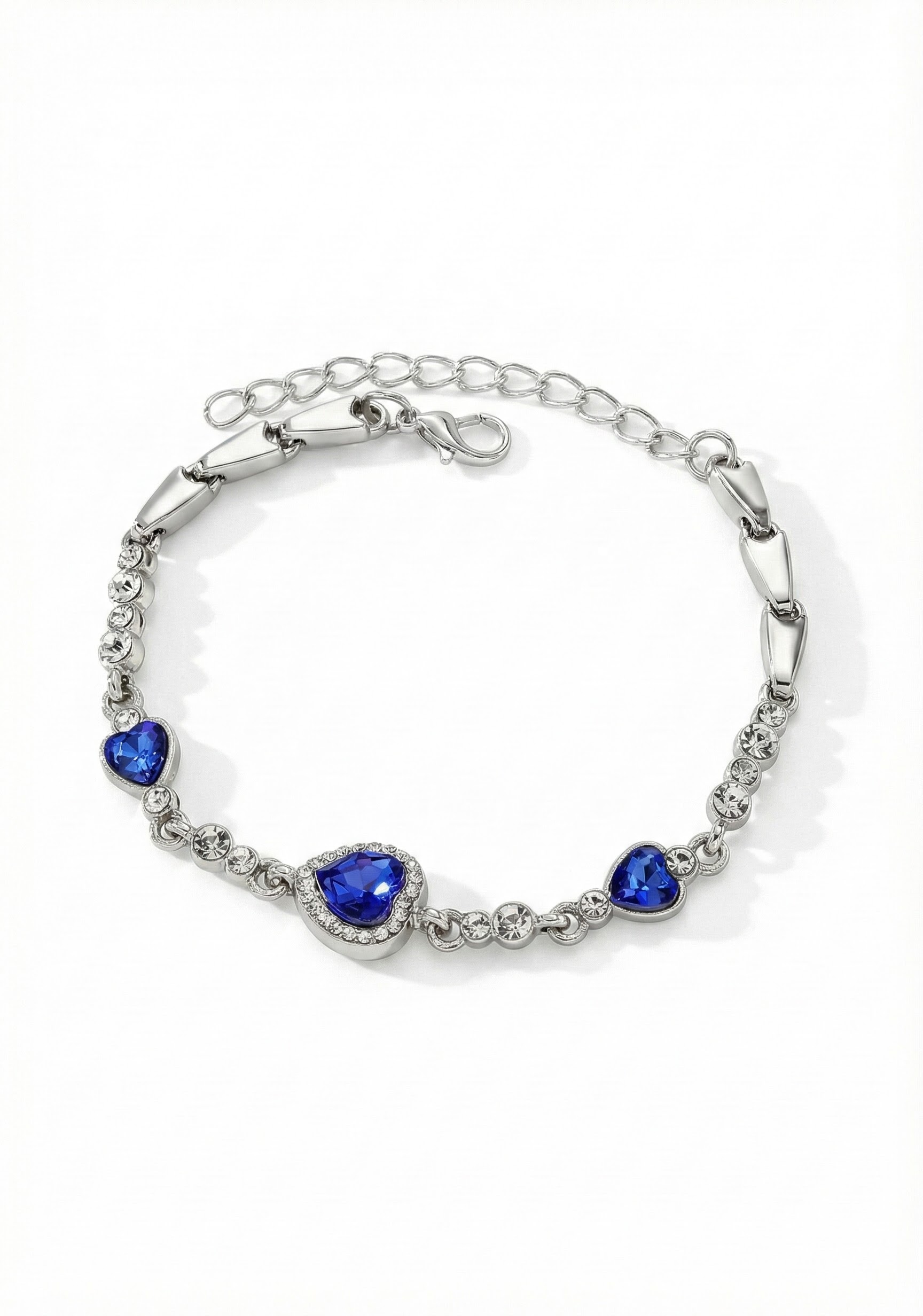 Náramek stříbrného lesku s krystaly ve tvaru srdce v podobě safíru