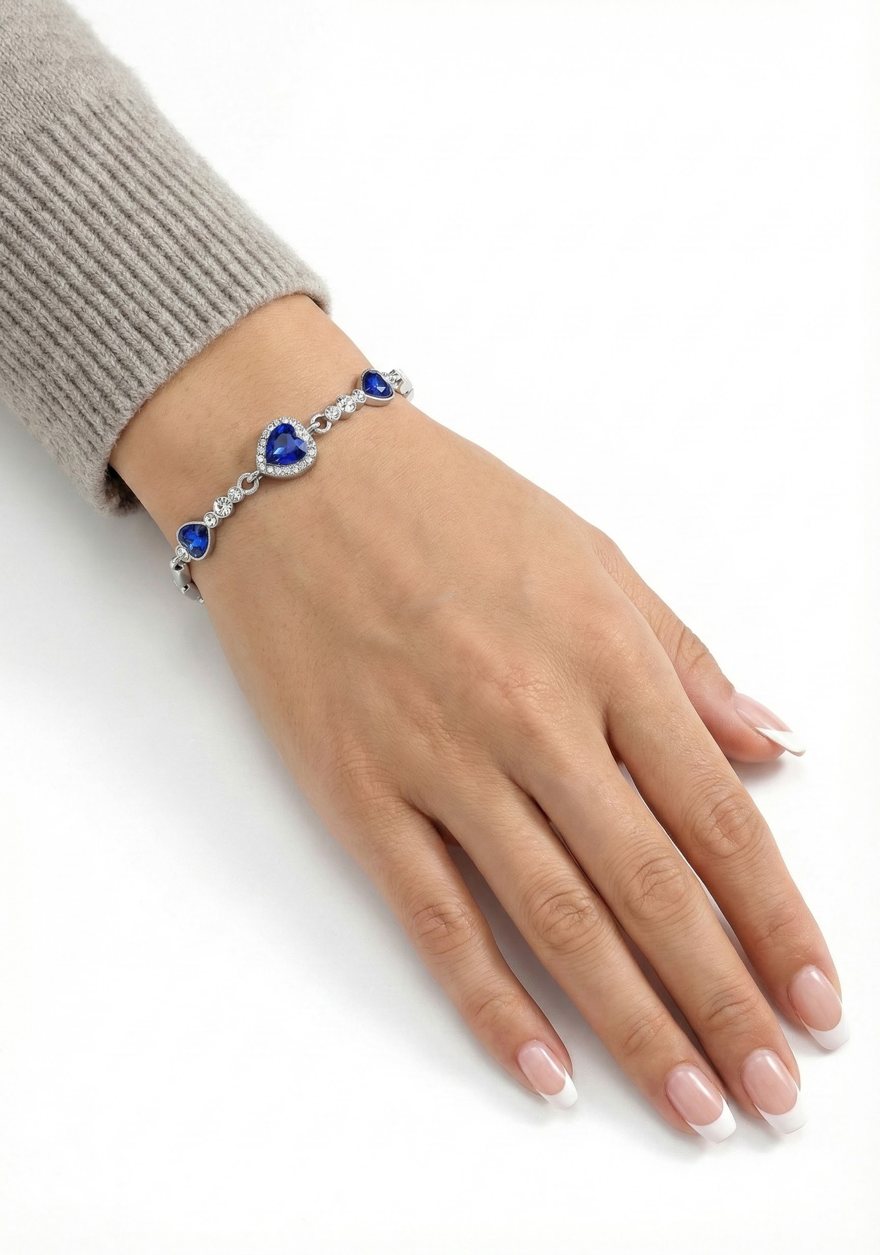 Náramek stříbrného lesku s krystaly ve tvaru srdce v podobě safíru - detail