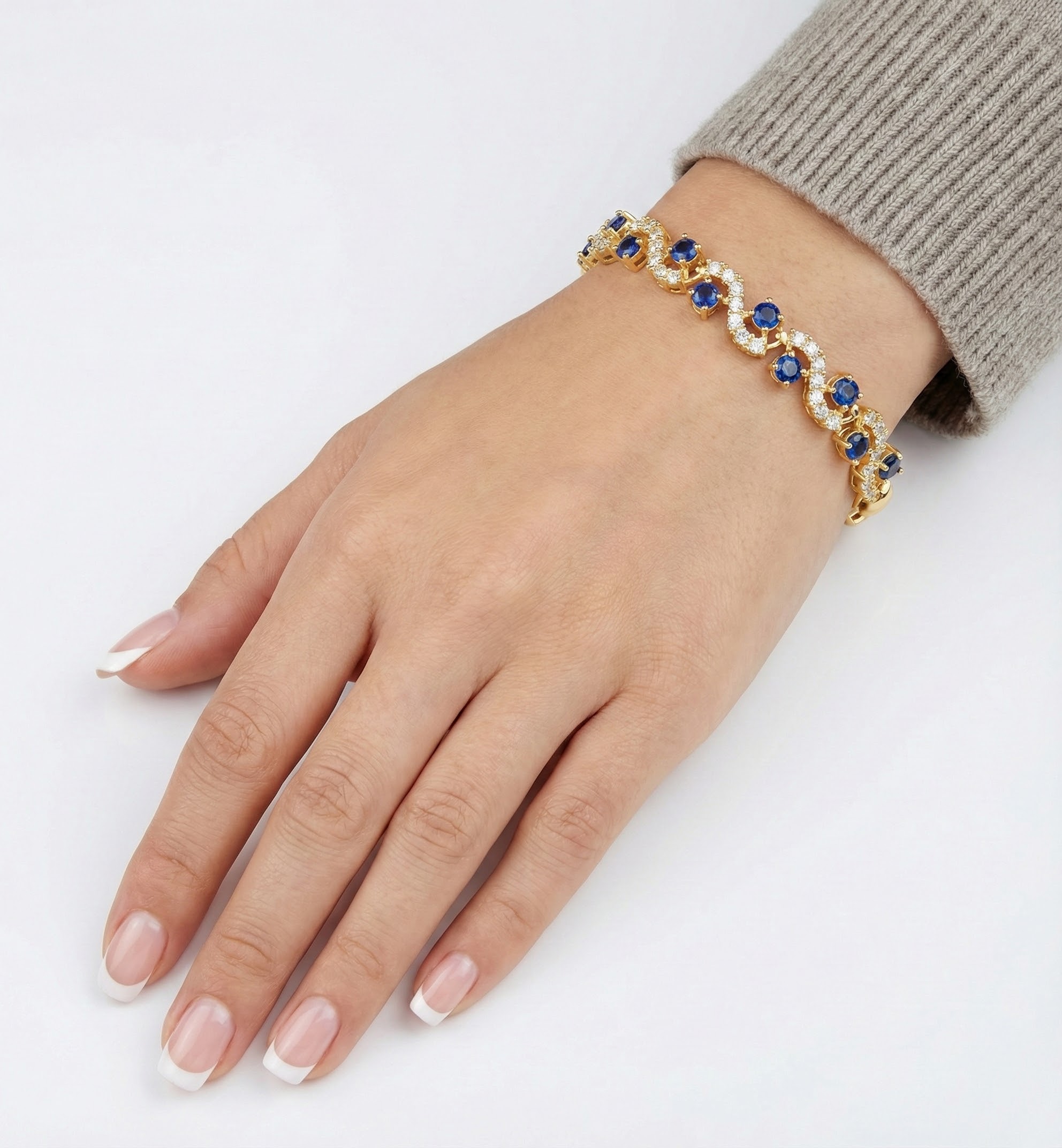 Náramek zlatavého lesku s krystaly briliantového brusu v podobě safíru - detail