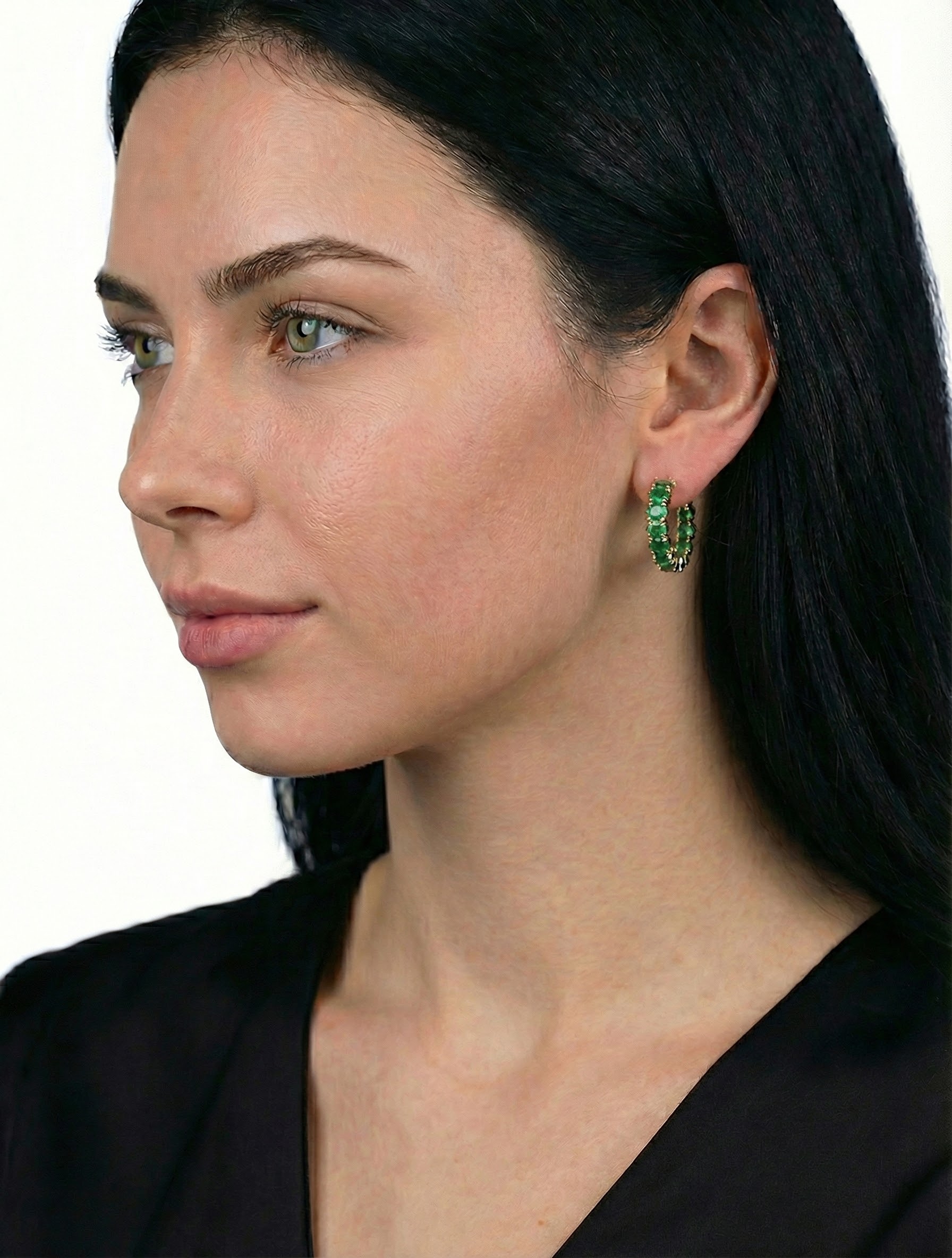 Náušnice zlatavého tónu s krystaly briliantového brusu v podobě emeraldu - detail