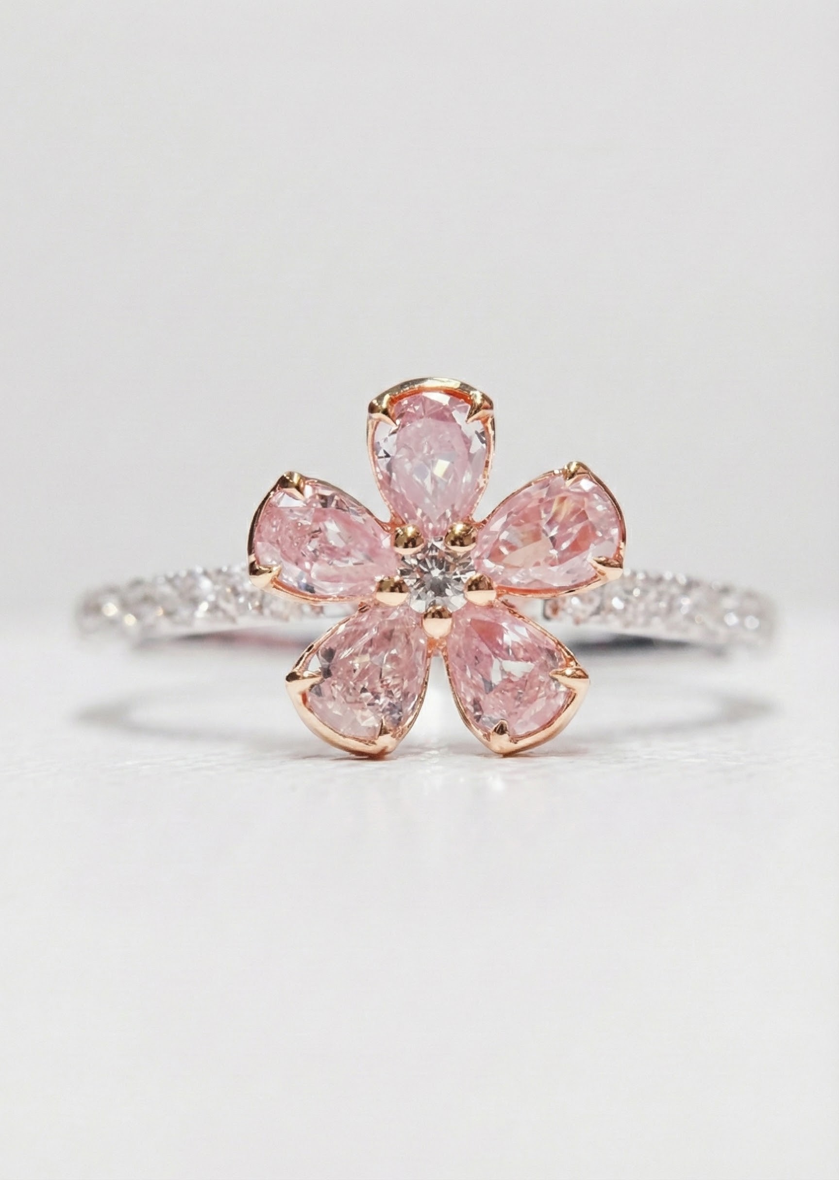 Prsten s květinovým motivem a precizně broušenými krystaly