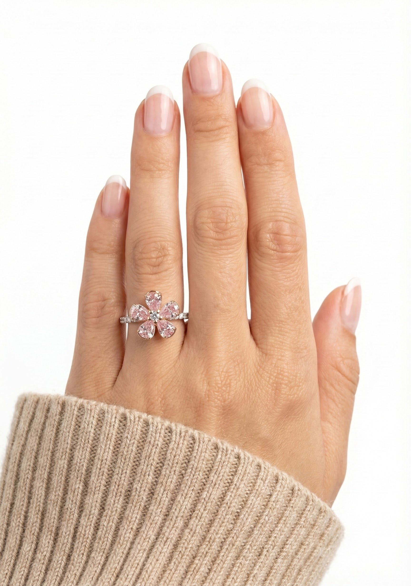 Prsten s květinovým motivem a precizně broušenými krystaly