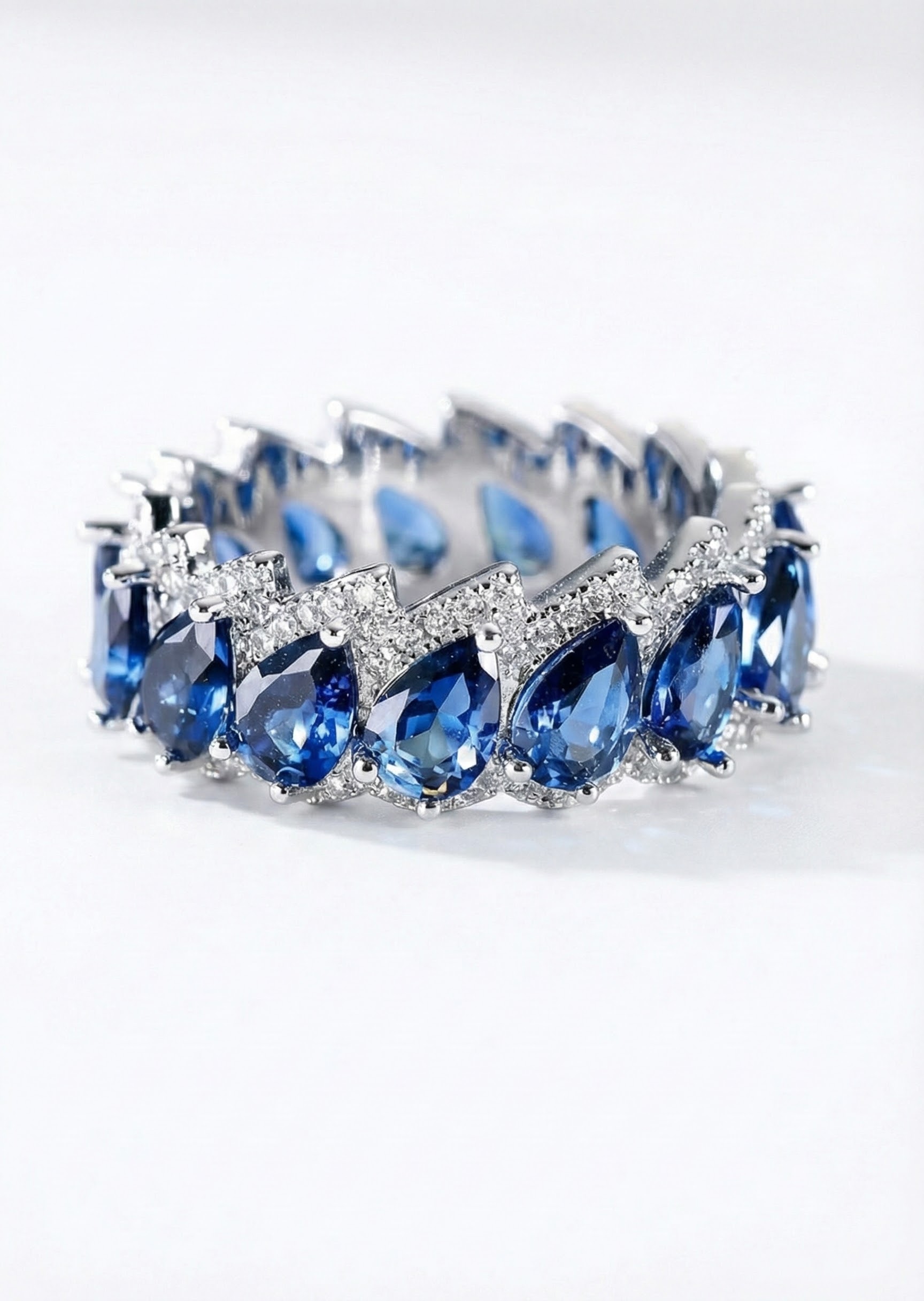 Prsten v barvě safíru a osazeními krystaly