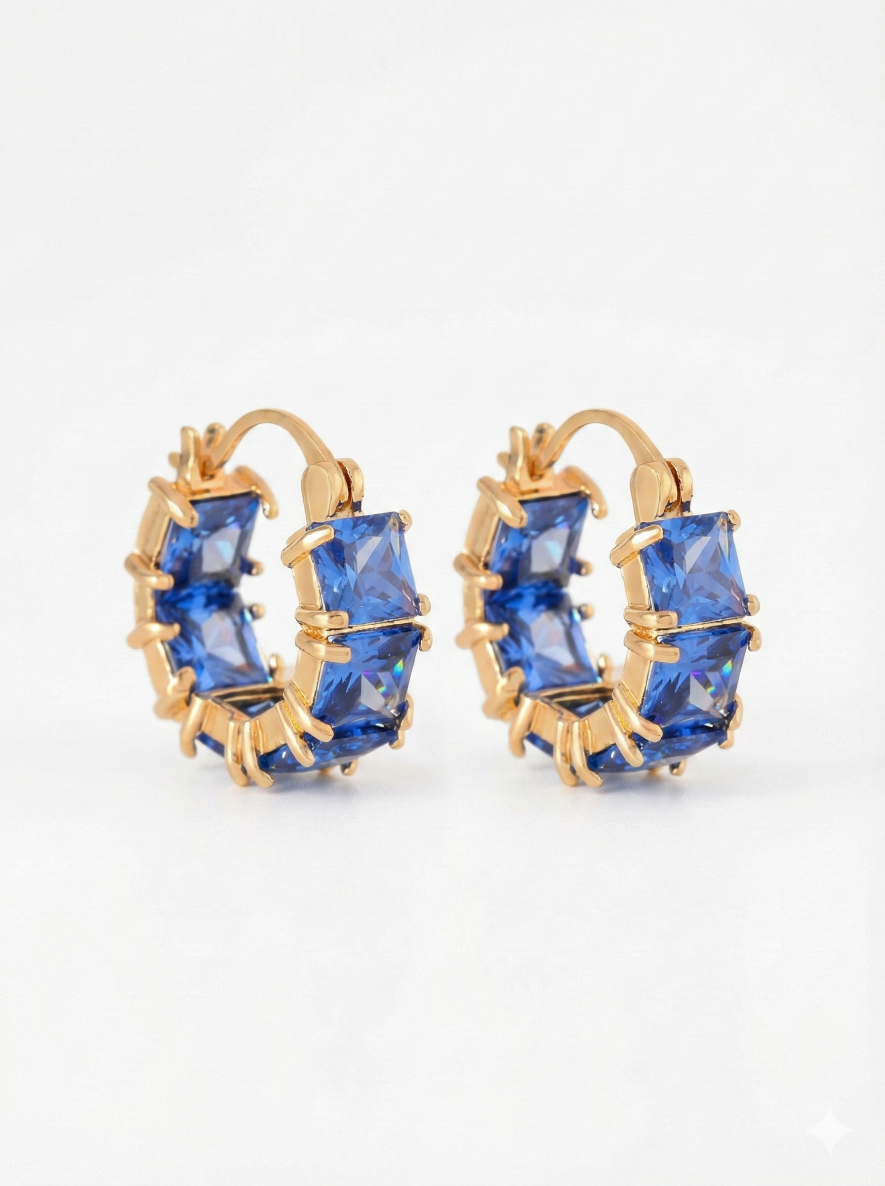 Náušnice zlatavého tónu s krystaly briliantového brusu v podobě safíru