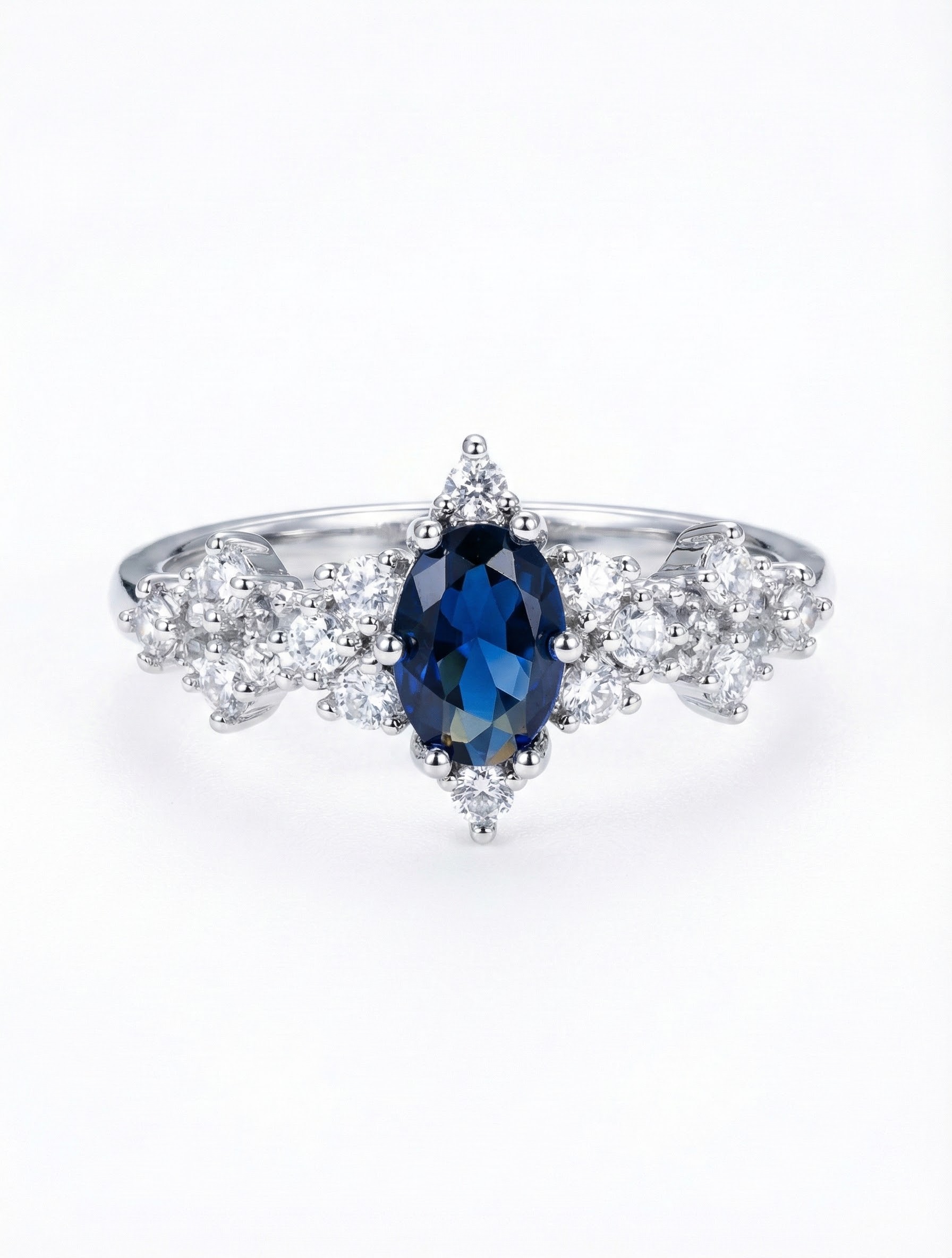 Prsten v barvě safíru a osazeními krystaly