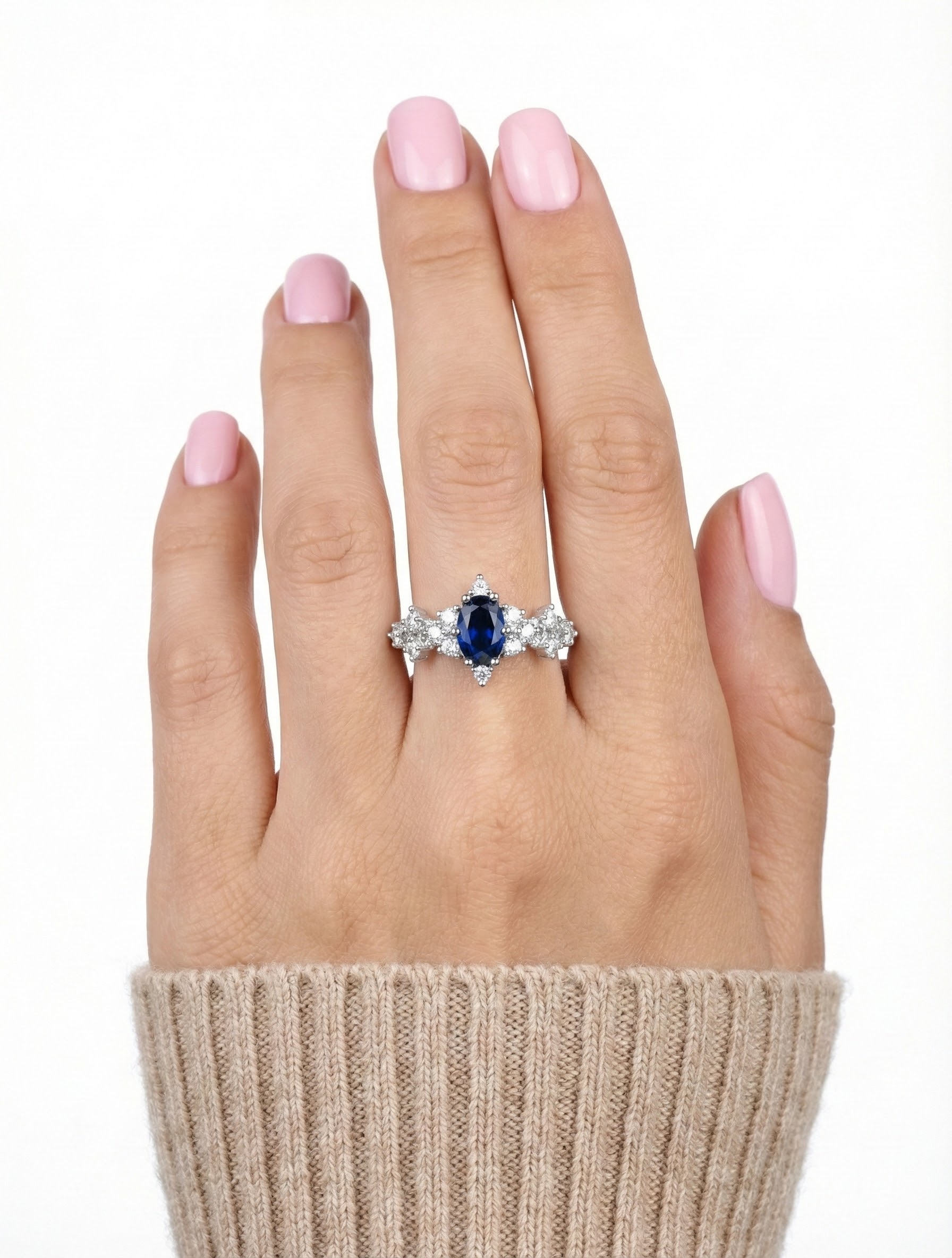 Prsten v barvě safíru a osazeními krystaly - detail