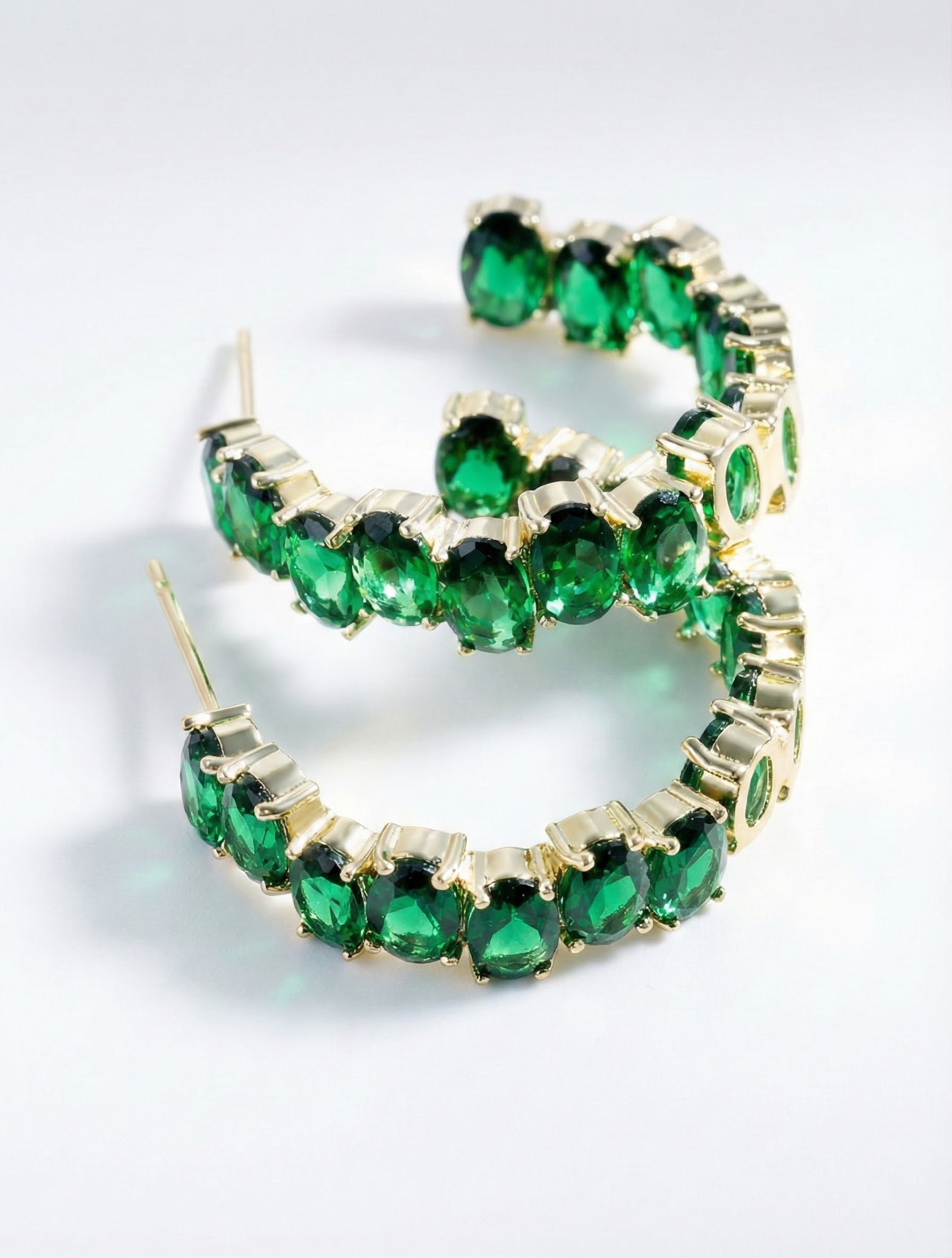 Náušnice zlatavého tónu s krystaly briliantového brusu v podobě emeraldu