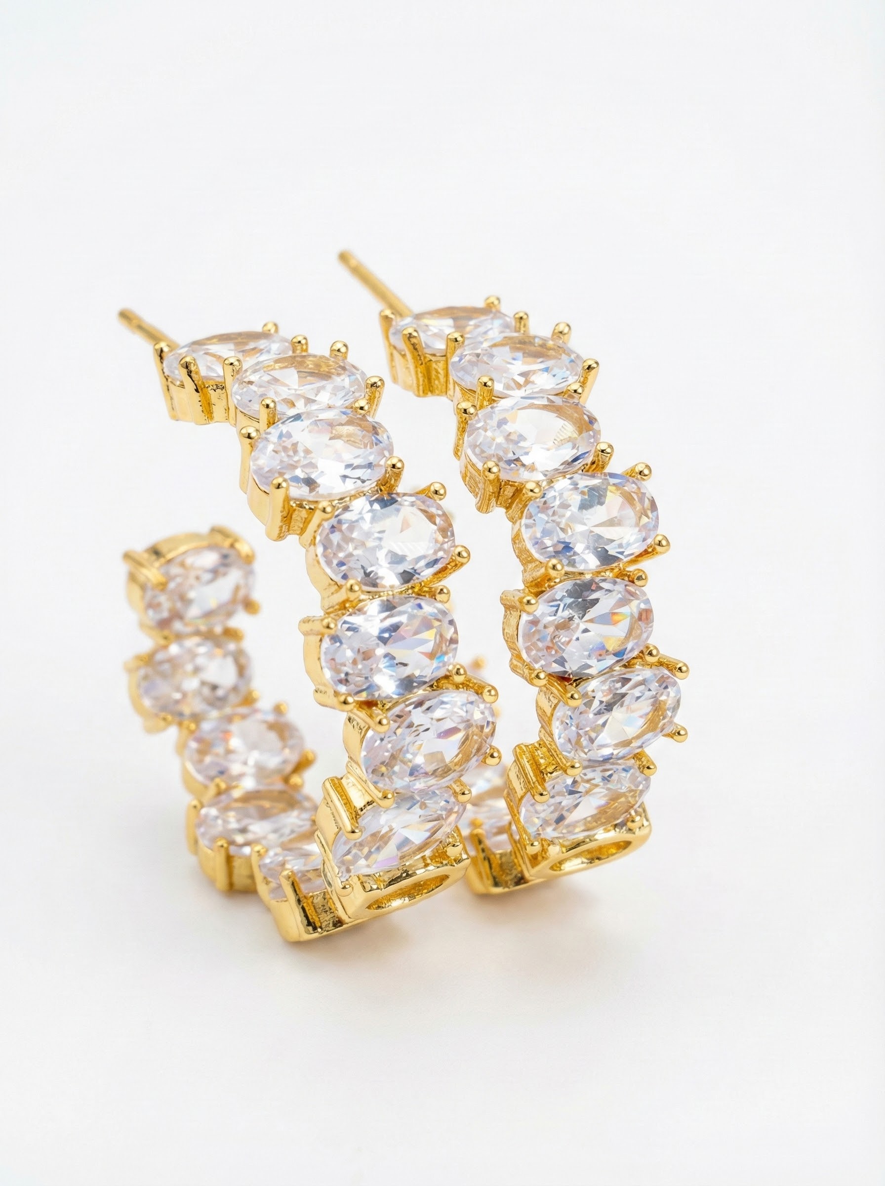 Náušnice zlatavého tónu s krystaly briliantového brusu