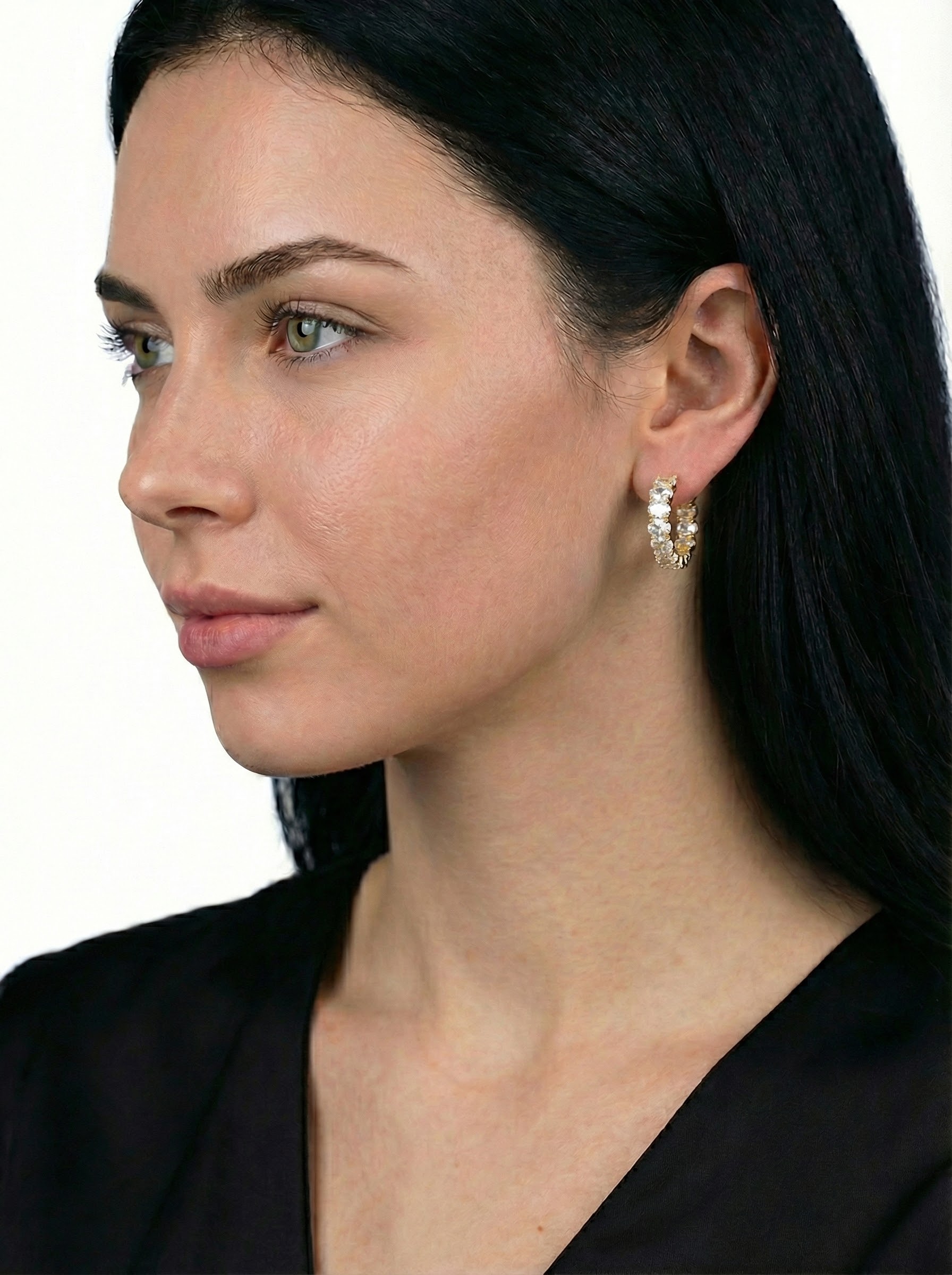 Náušnice zlatavého tónu s krystaly briliantového brusu - detail