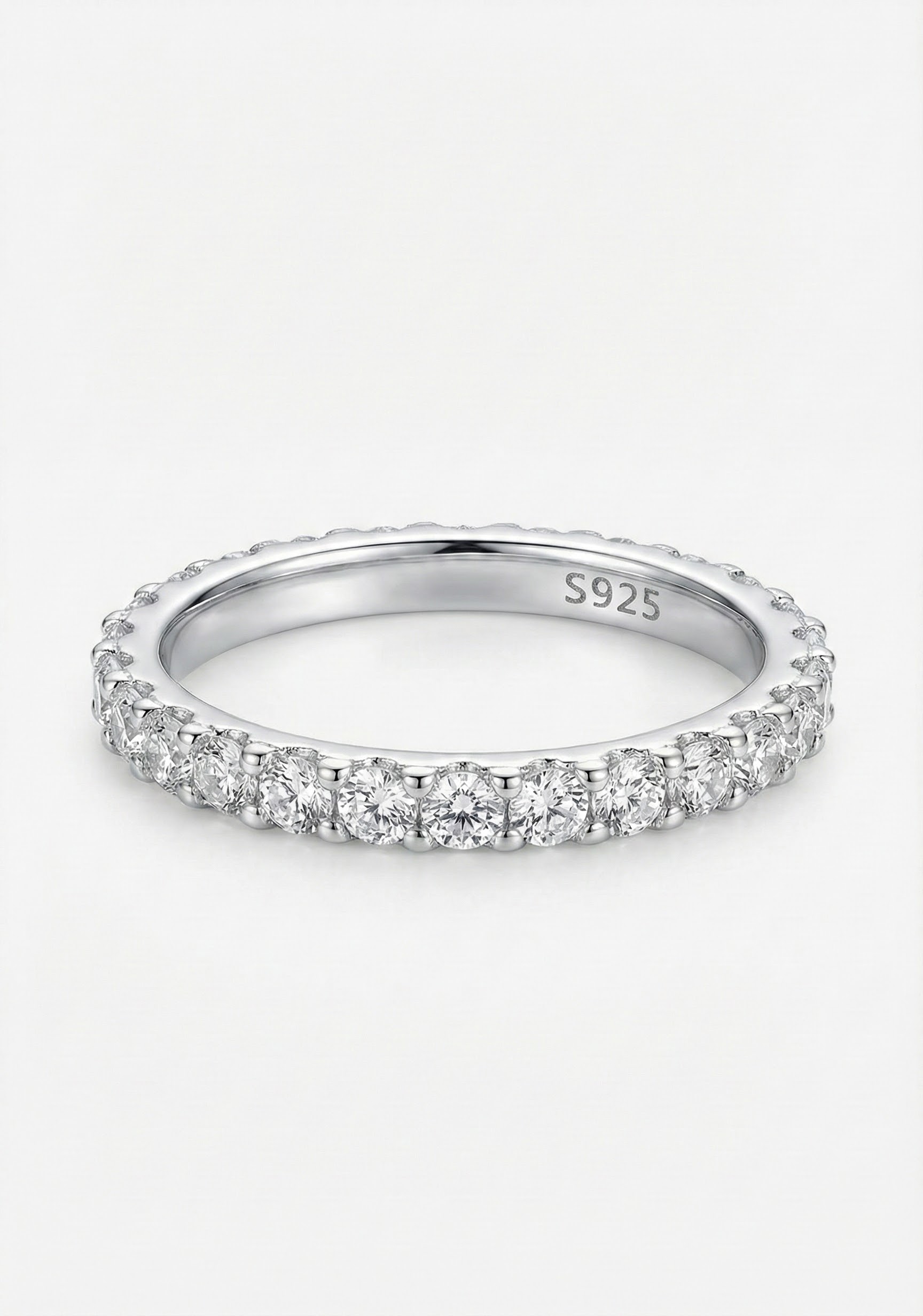 Prsten s čirými krystaly v briliantovém standardu