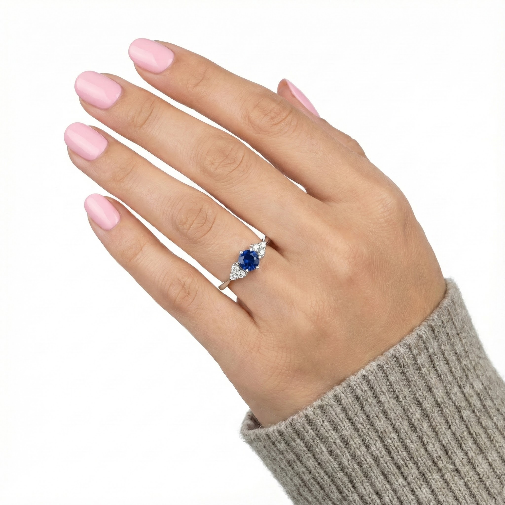 Prsten v barvě safíru a osazeními krystaly - detail