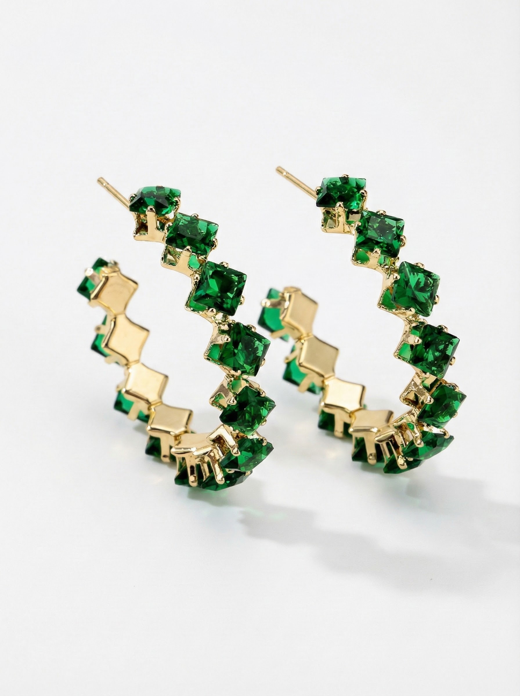 Náušnice zlatavého tónu s krystaly briliantového brusu v podobě emeraldu