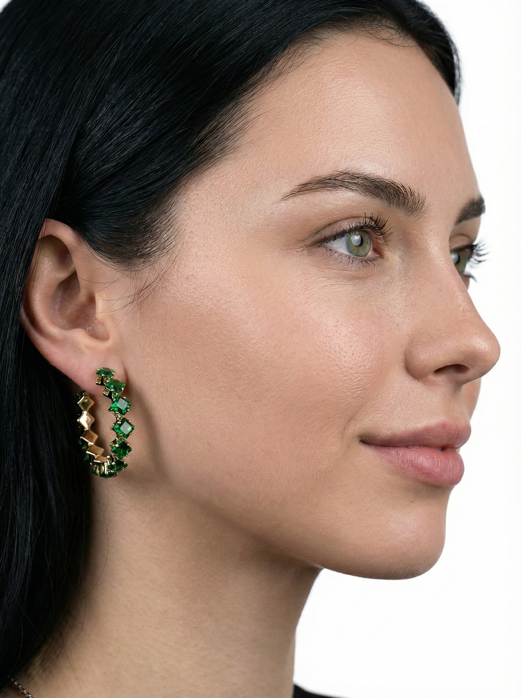 Náušnice zlatavého tónu s krystaly briliantového brusu v podobě emeraldu - detail