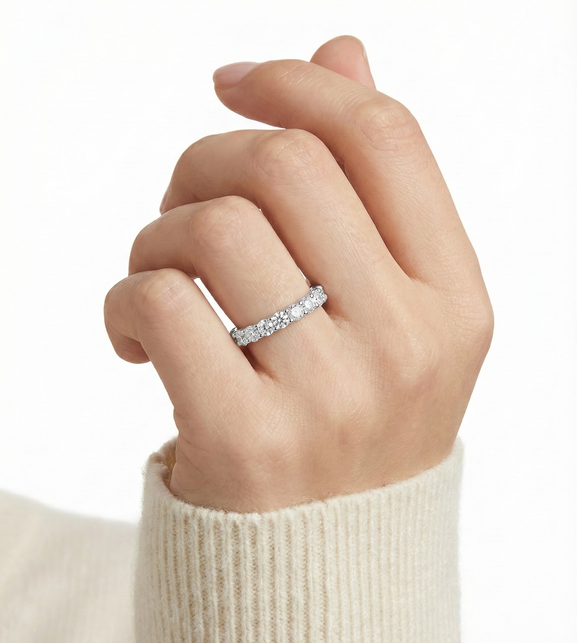 Prsten s čirými krystaly v briliantovém standardu - detail