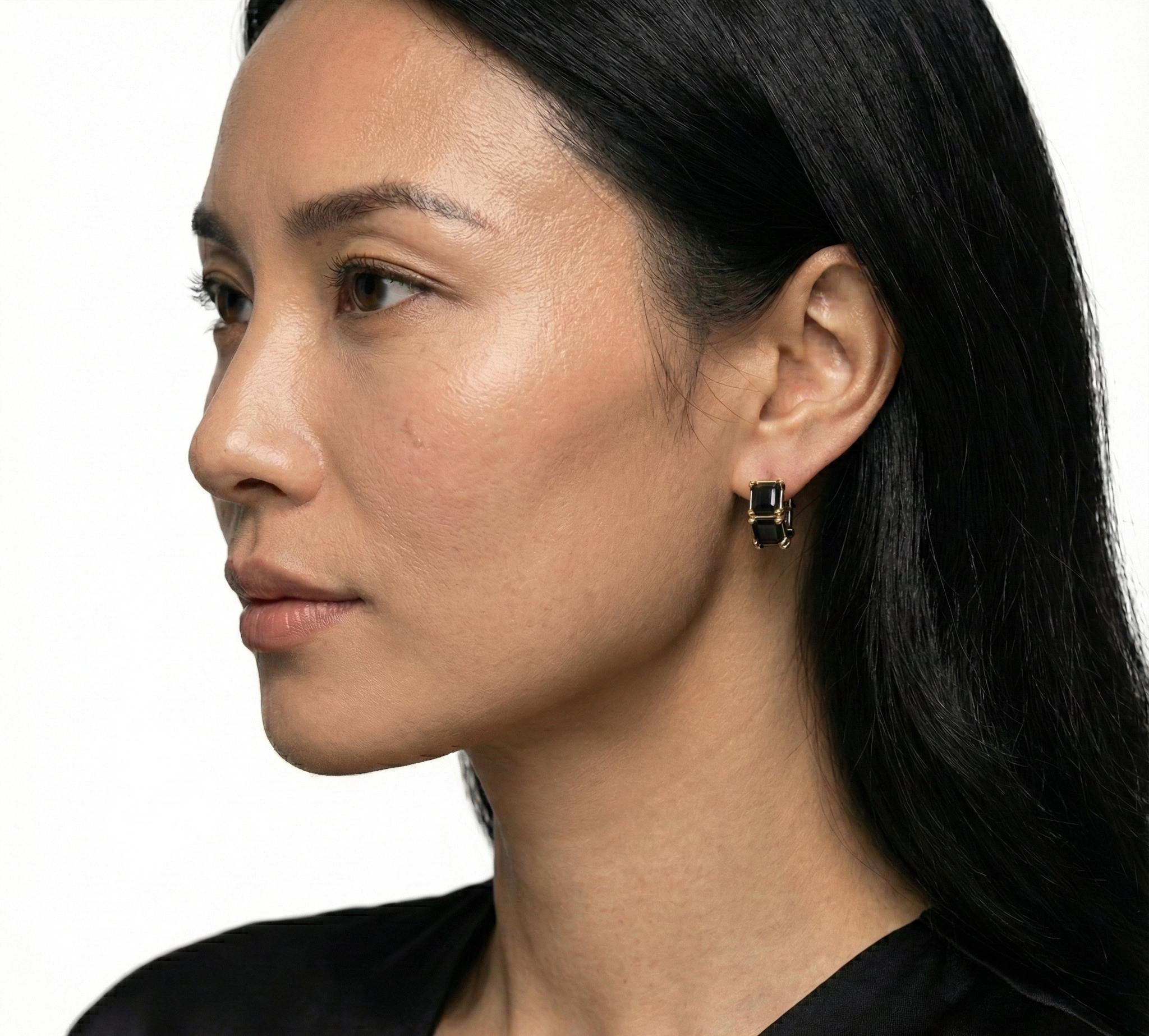 Náušnice zlatavého tónu s krystaly briliantového brusu v temně černé barvě - detail