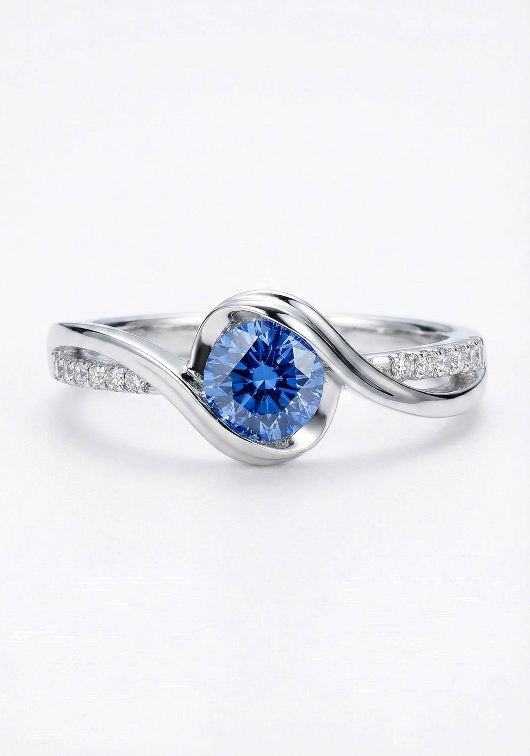 Prsten v barvě safíru a osazeními krystaly