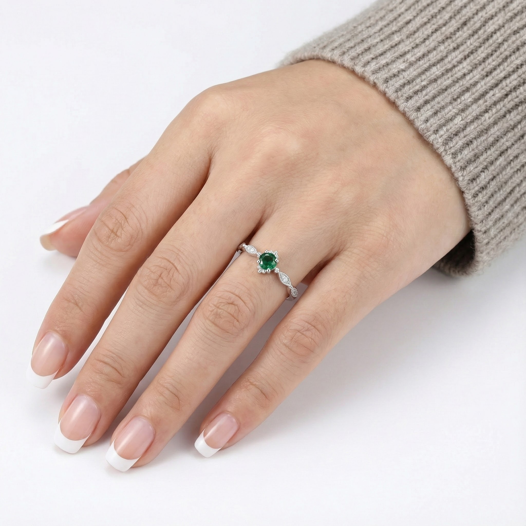  Prsten s kulatým krystalem v barvě emeraldu - detail