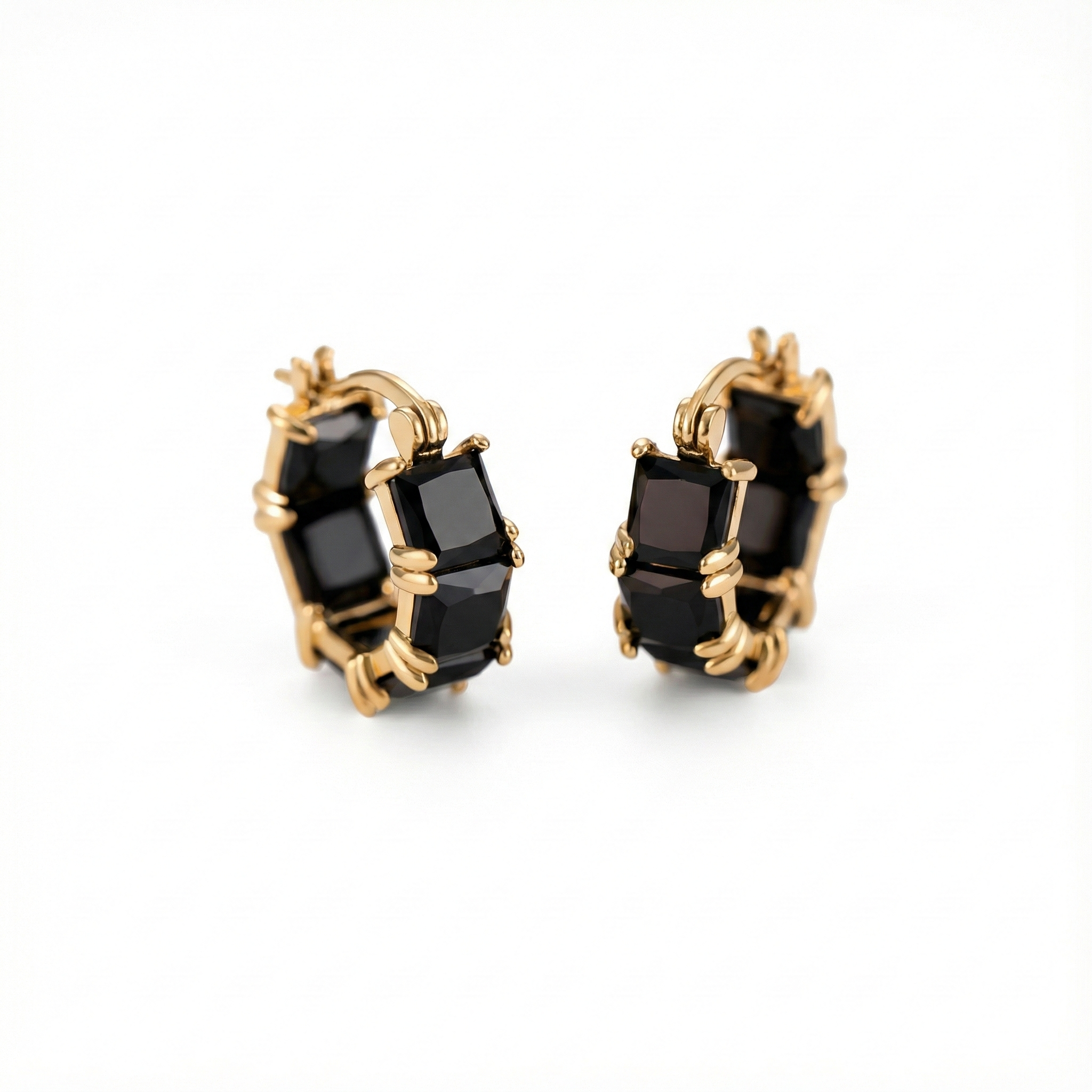 Náušnice zlatavého tónu s krystaly briliantového brusu v temně černé barvě