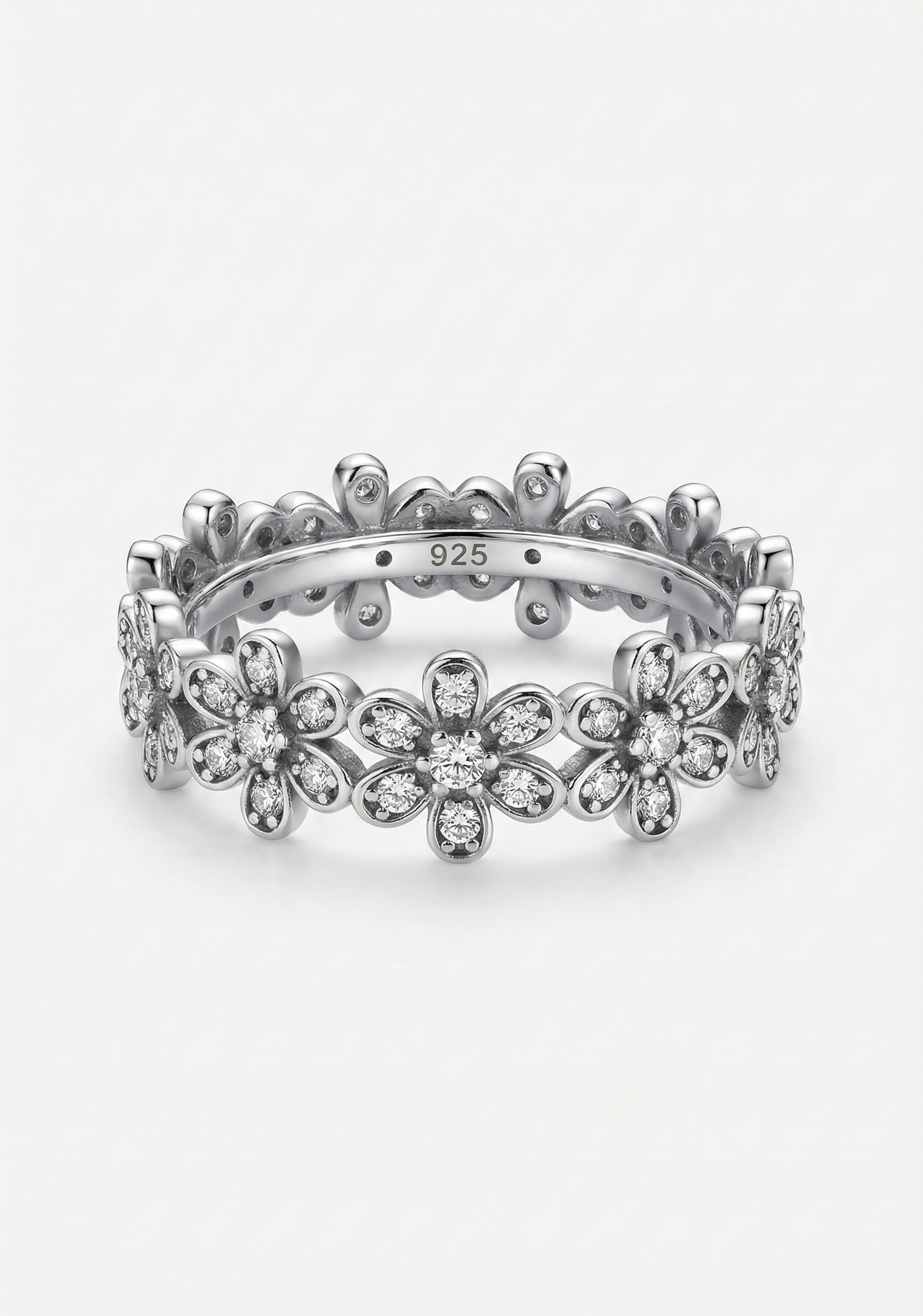 Prsten s krystaly a třpytem drahokamů