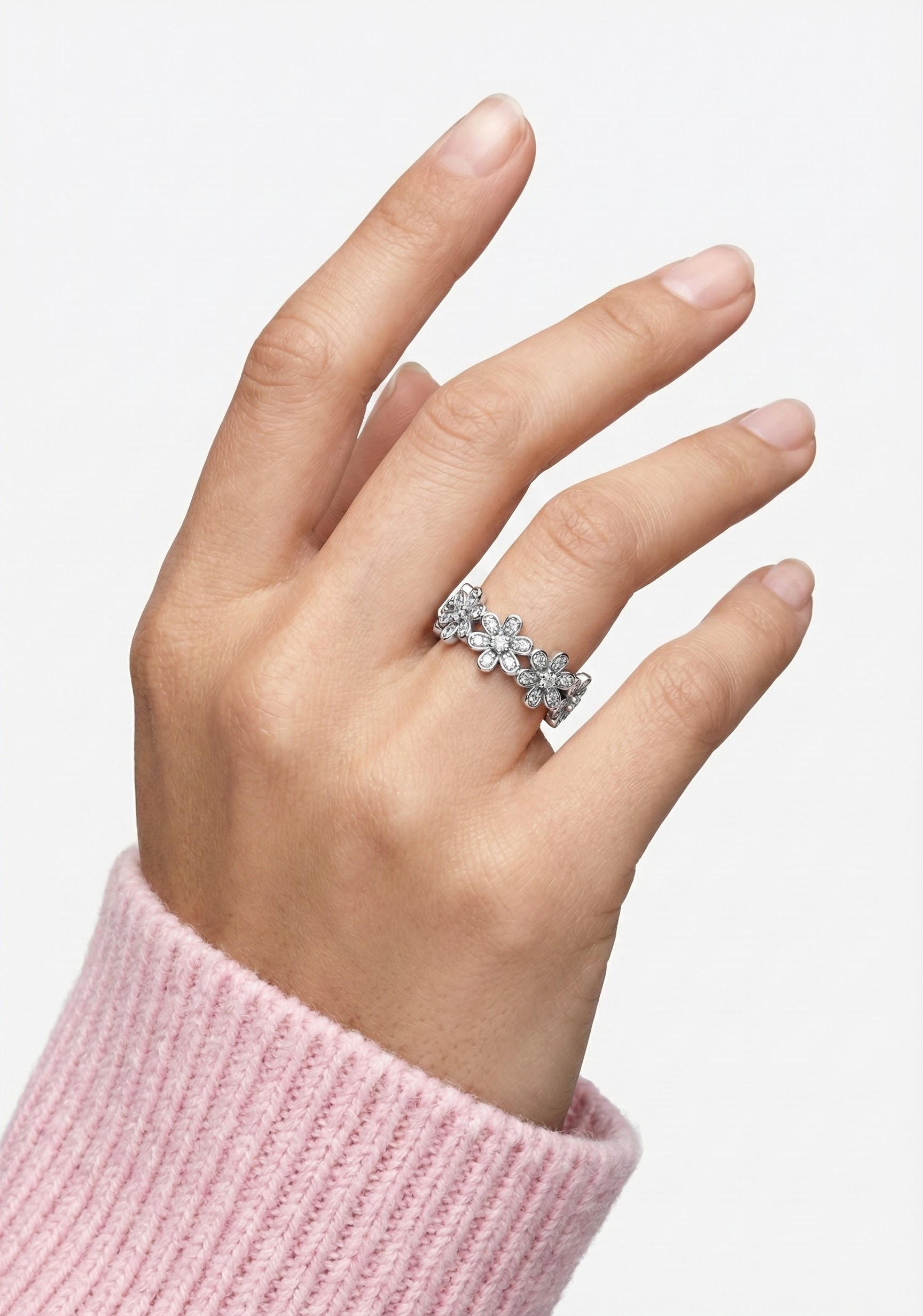 Prsten s krystaly a třpytem drahokamů - detail