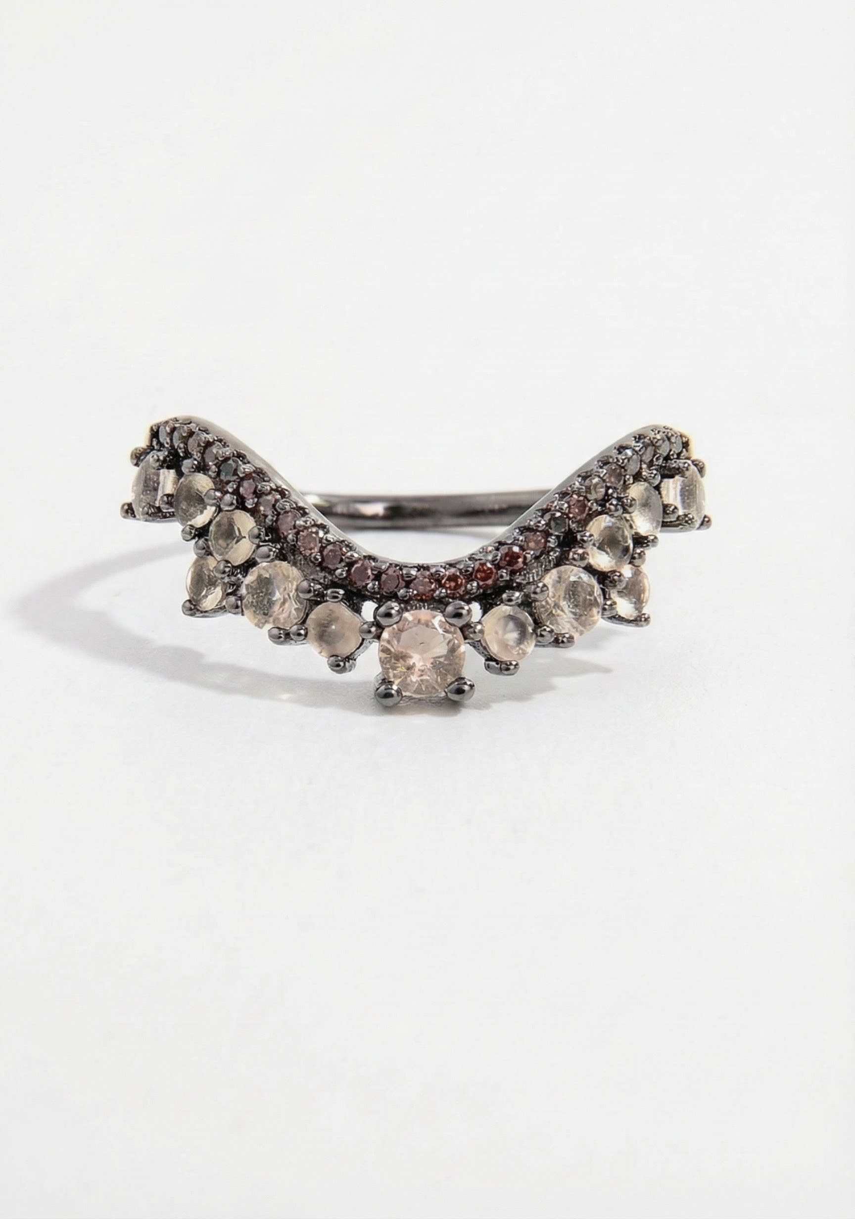 Prsten zdobený krystaly s brilancí drahokamů